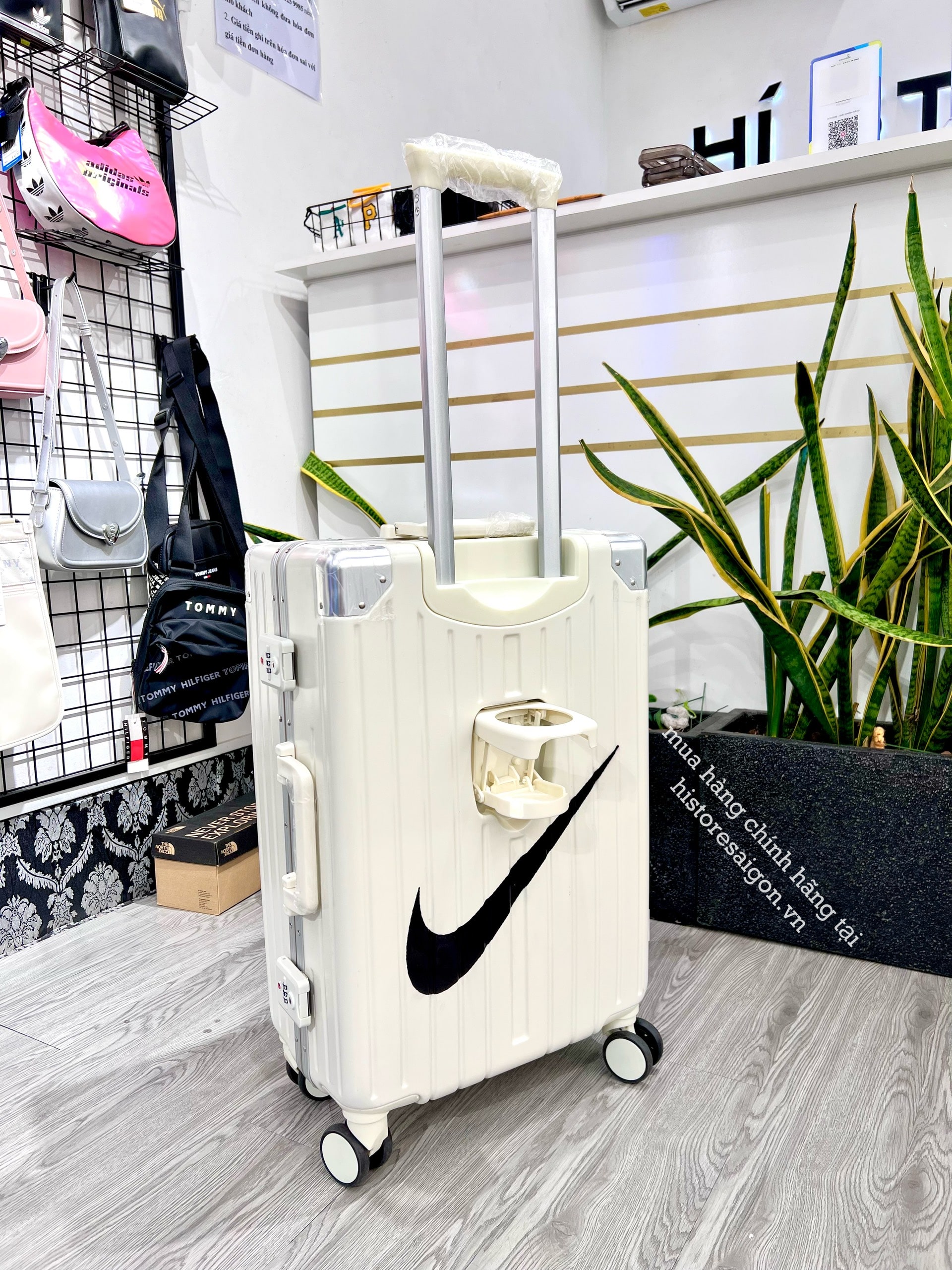 745 -  Vali Nike Just Do It - Size Cabin 22 Xách Tay - Trắng Kem [HÀNG CHÍNH HÃNG]