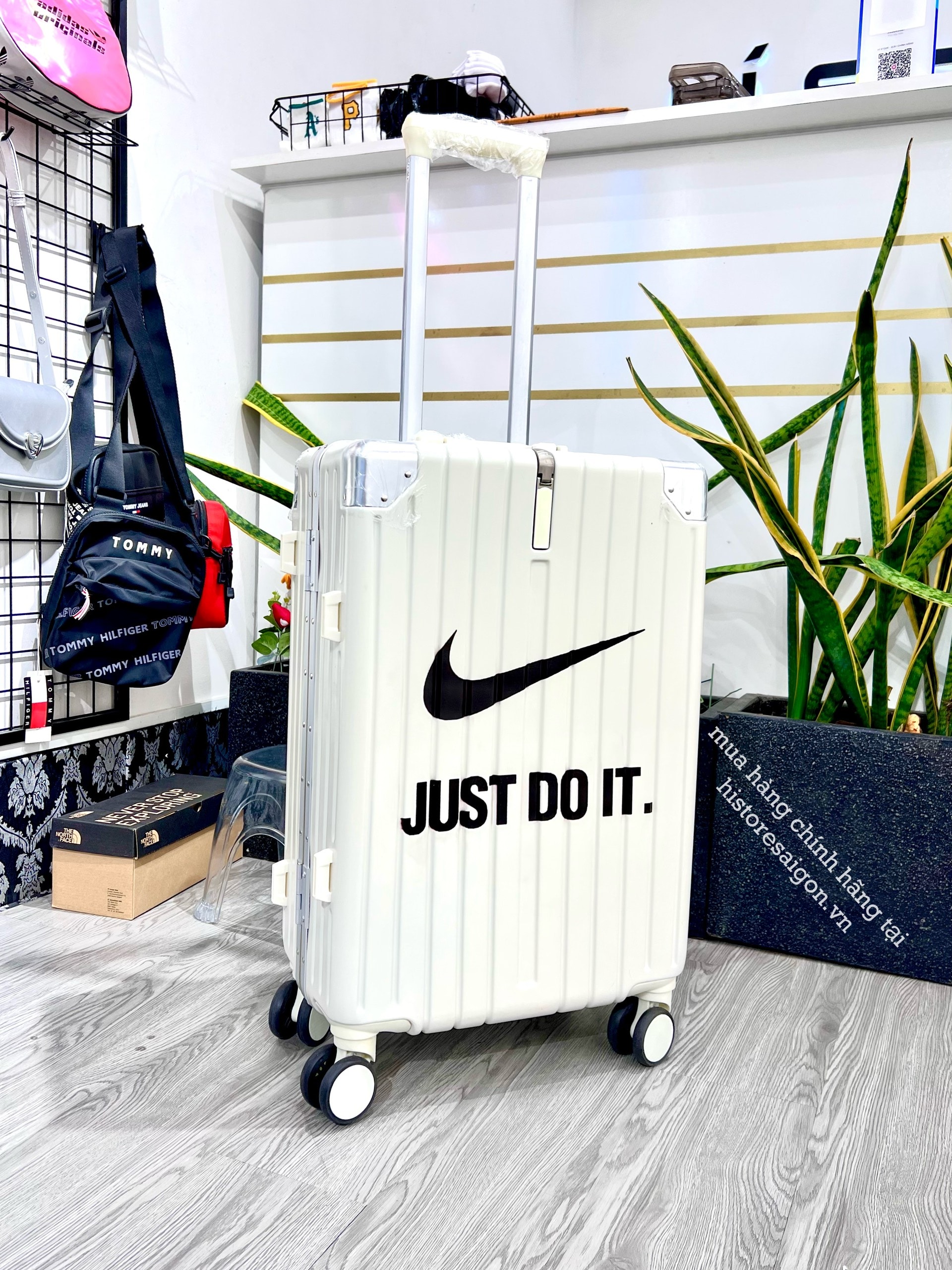 745 -  Vali Nike Just Do It - Size Cabin 22 Xách Tay - Trắng Kem [HÀNG CHÍNH HÃNG]