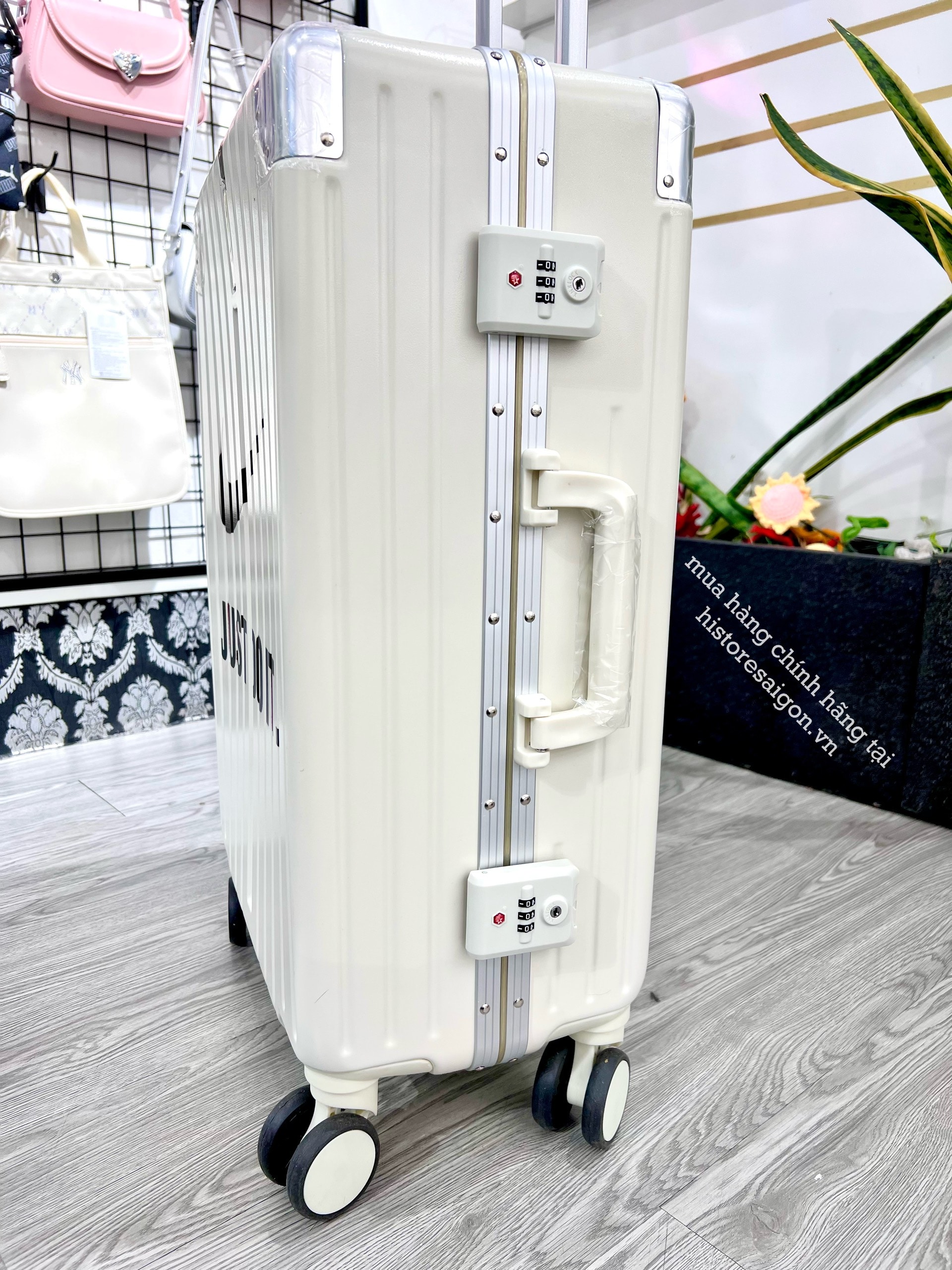 745 -  Vali Nike Just Do It - Size Cabin 22 Xách Tay - Trắng Kem [HÀNG CHÍNH HÃNG]