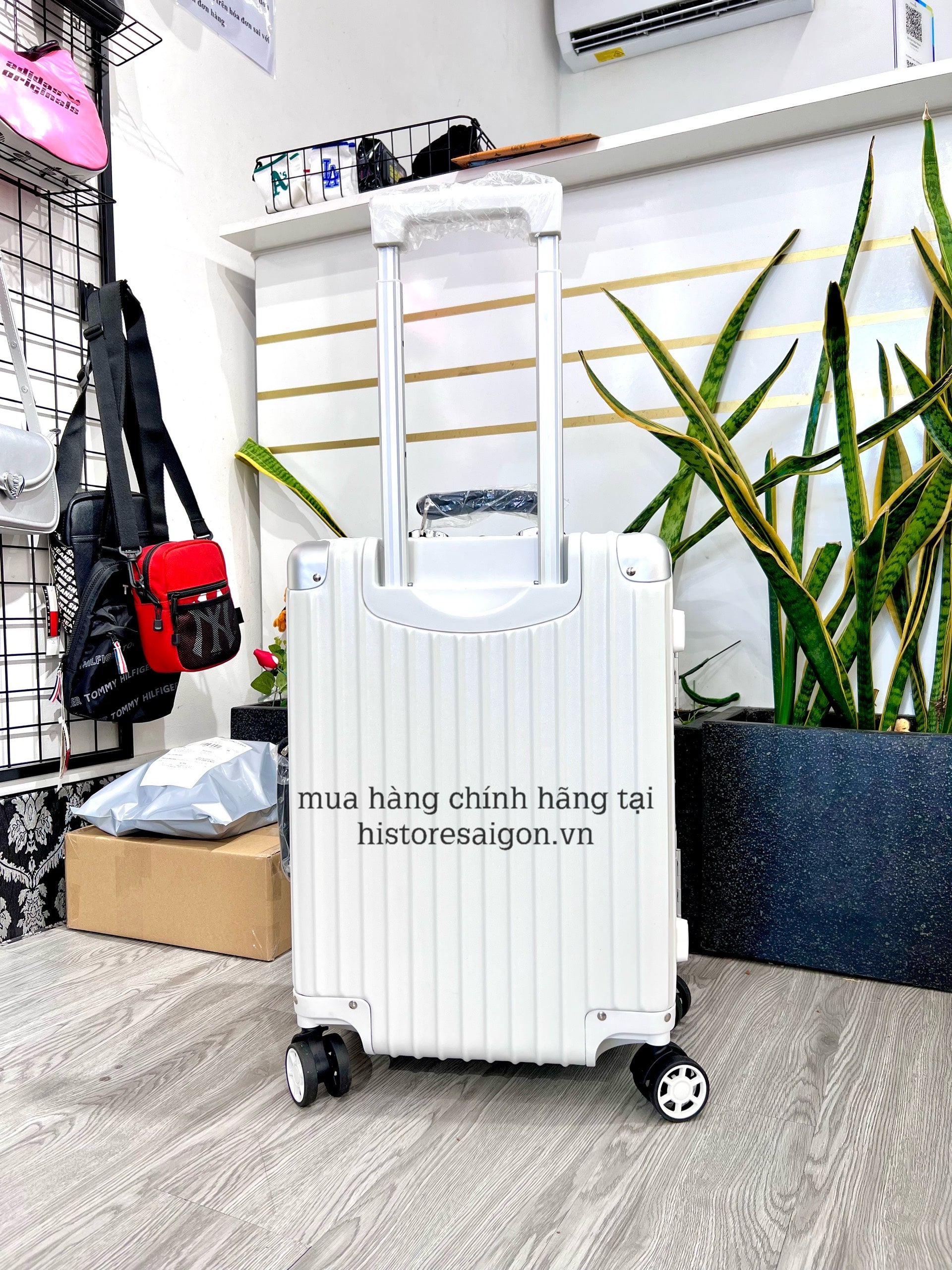 748 -  Vali Nike Sneakers Silhouette - Size Cabin 22 Xách Tay - Trắng Kem [HÀNG CHÍNH HÃNG]