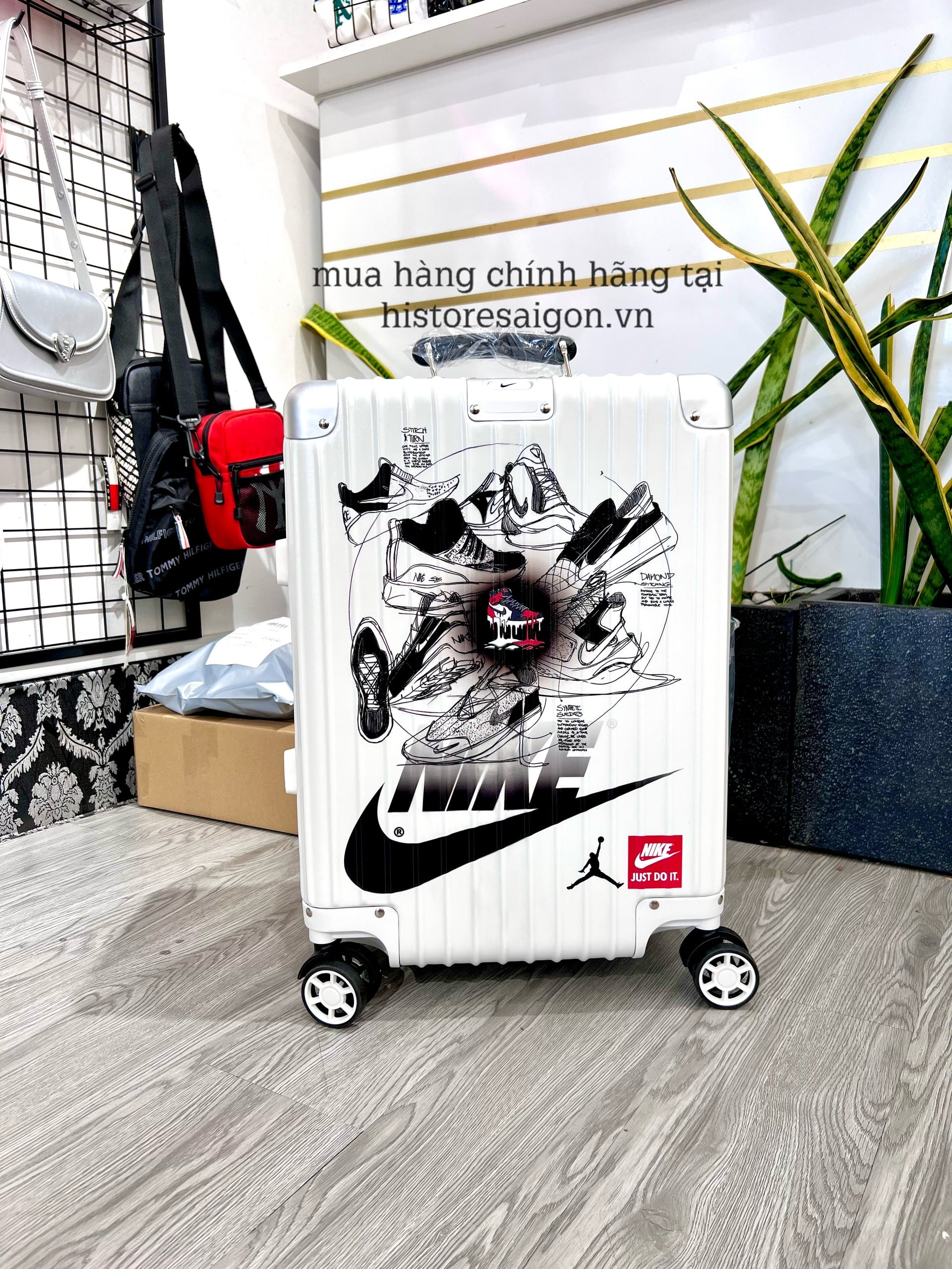 748 -  Vali Nike Sneakers Silhouette - Size Cabin 22 Xách Tay - Trắng Kem [HÀNG CHÍNH HÃNG]
