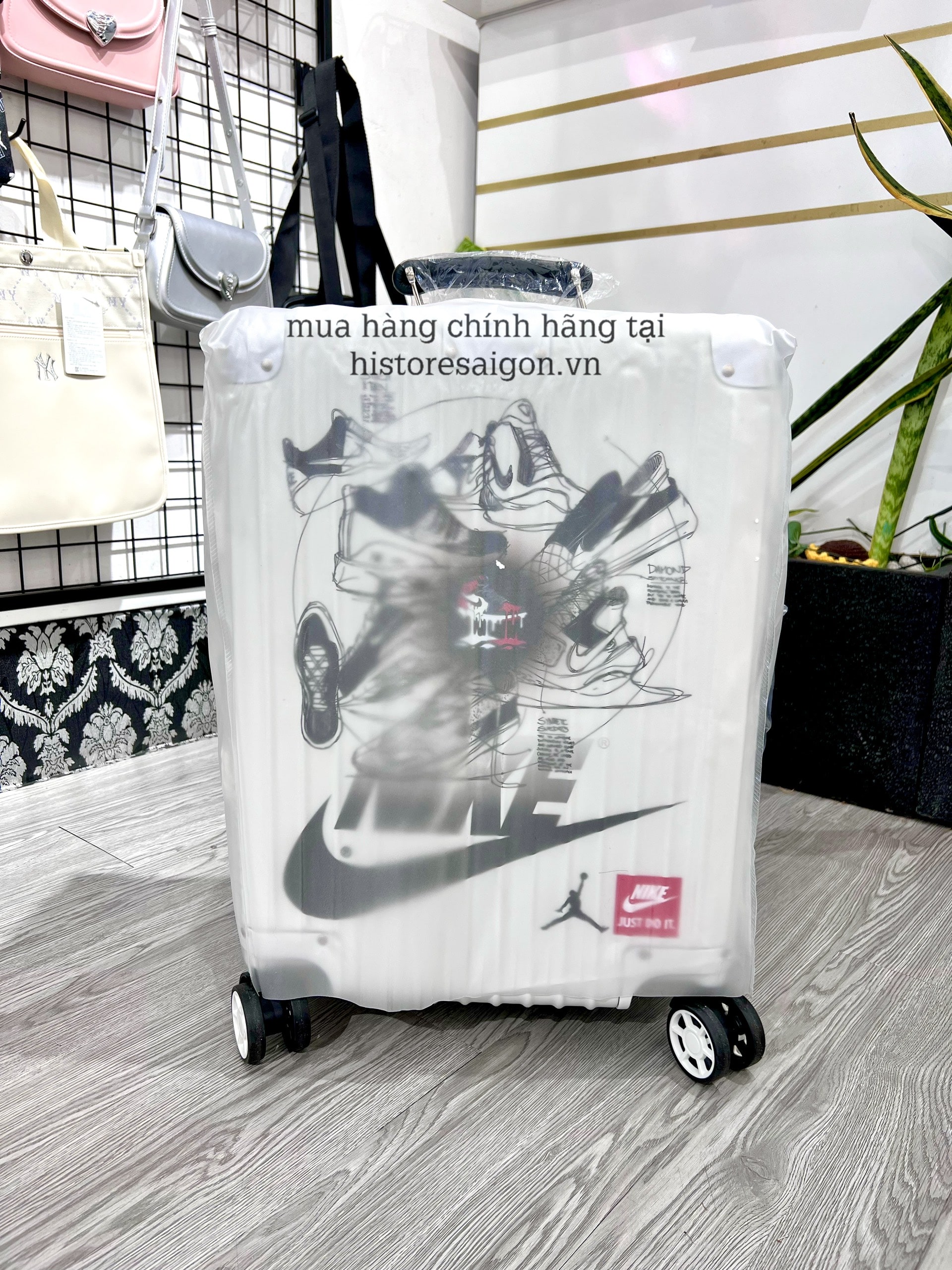 748 -  Vali Nike Sneakers Silhouette - Size Cabin 22 Xách Tay - Trắng Kem [HÀNG CHÍNH HÃNG]
