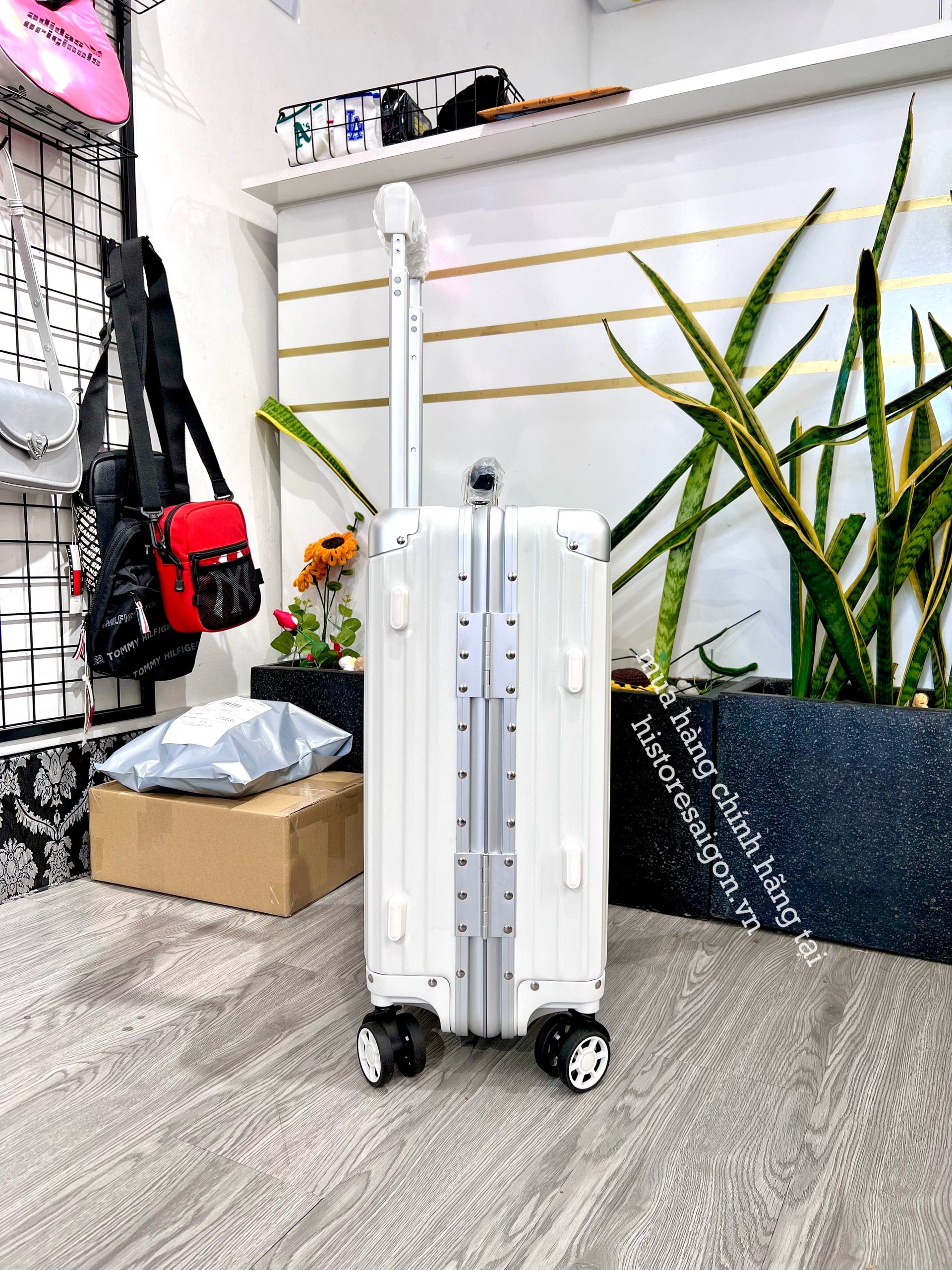 748 -  Vali Nike Sneakers Silhouette - Size Cabin 22 Xách Tay - Trắng Kem [HÀNG CHÍNH HÃNG]