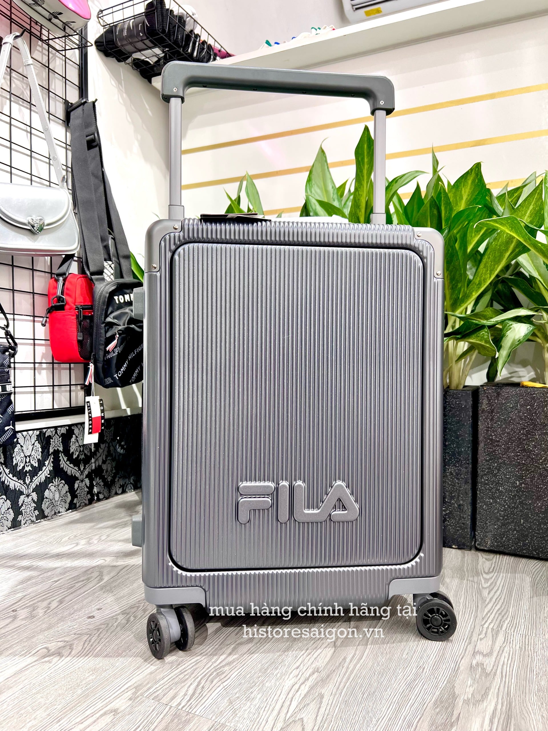 734 -  Vali Fila Embossed Logo - Size Cabin 22 Xách Tay - Đen Chì [HÀNG CHÍNH HÃNG]
