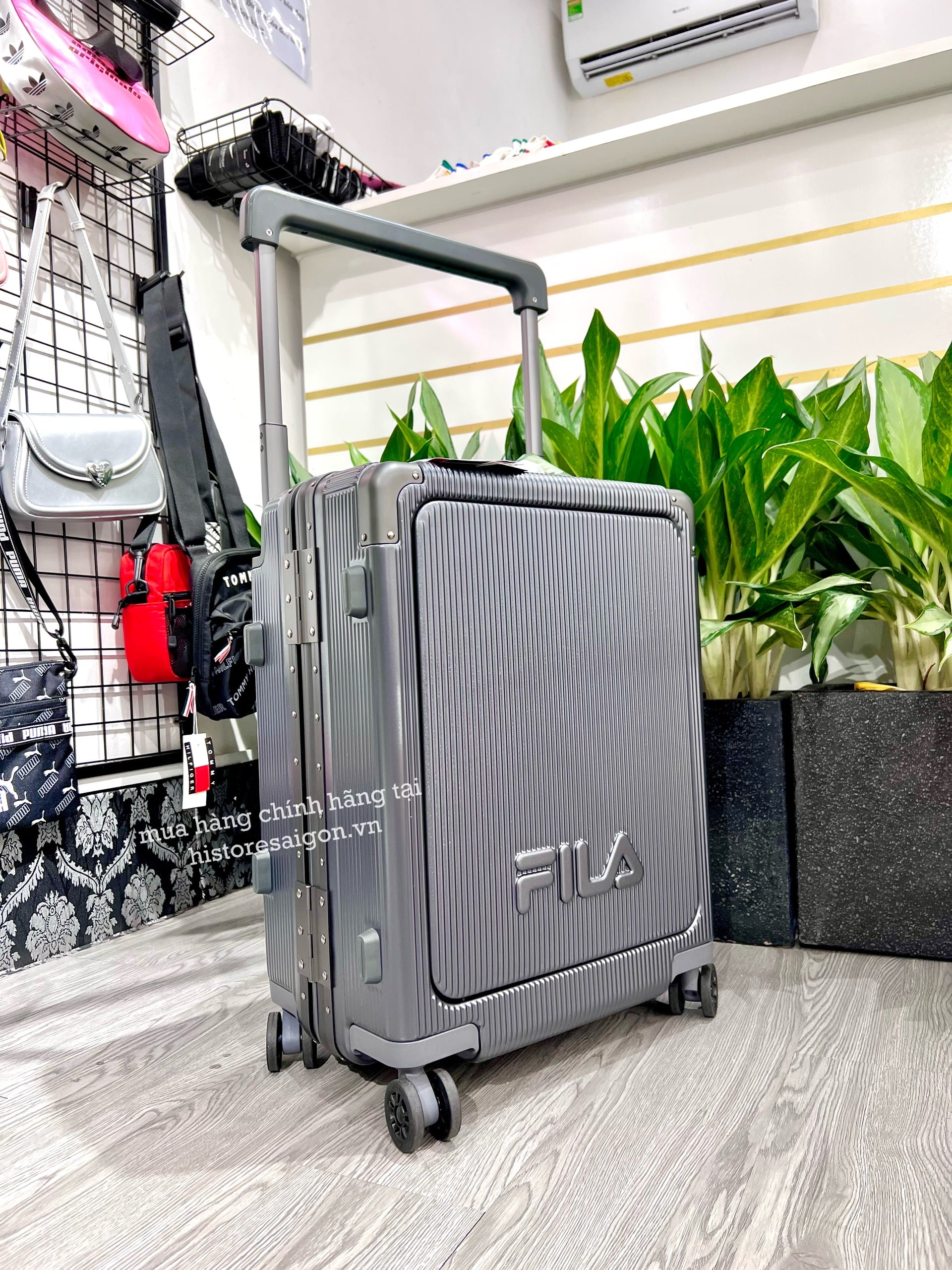 734 -  Vali Fila Embossed Logo - Size Cabin 22 Xách Tay - Đen Chì [HÀNG CHÍNH HÃNG]