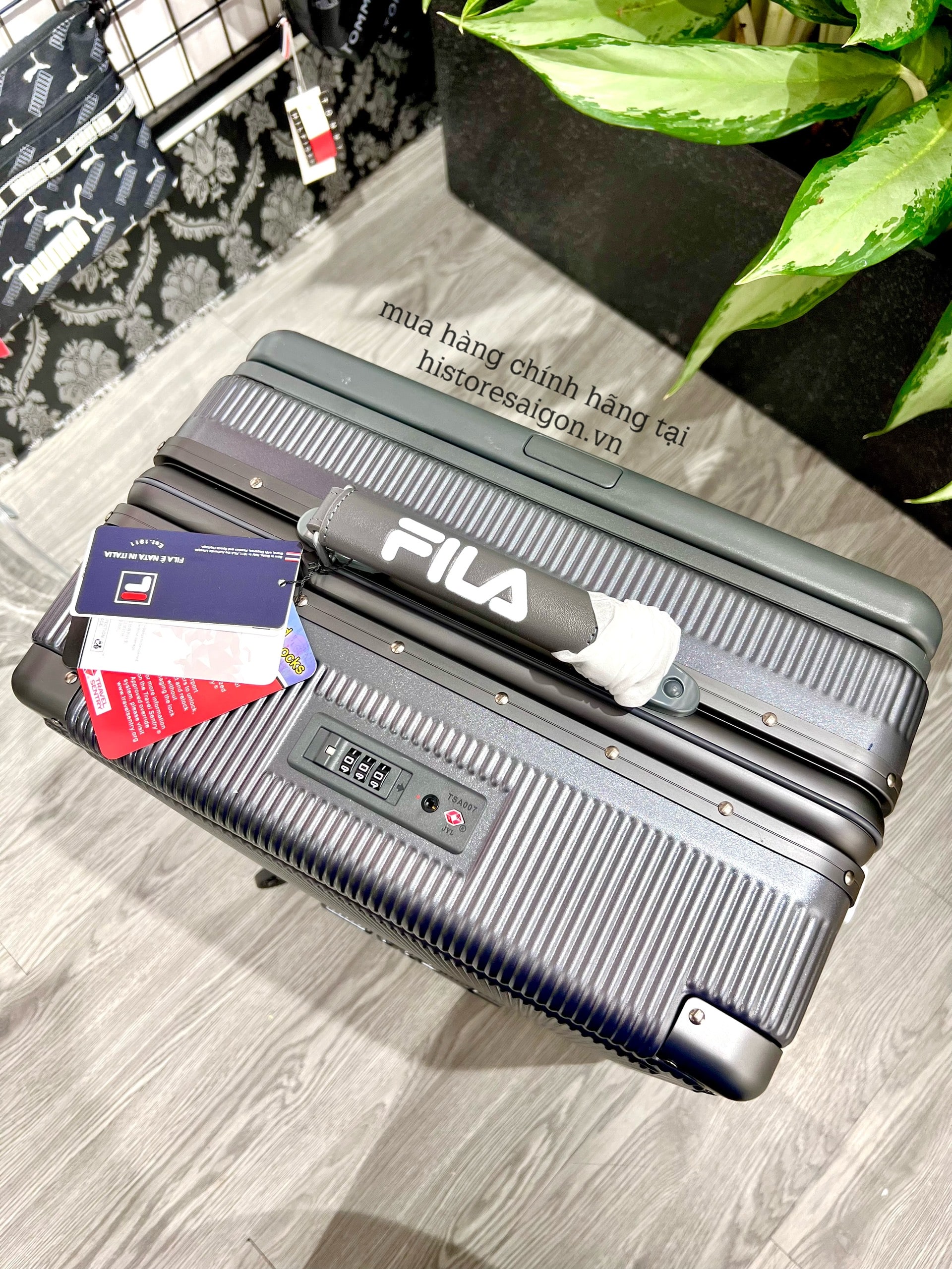 734 -  Vali Fila Embossed Logo - Size Cabin 22 Xách Tay - Đen Chì [HÀNG CHÍNH HÃNG]