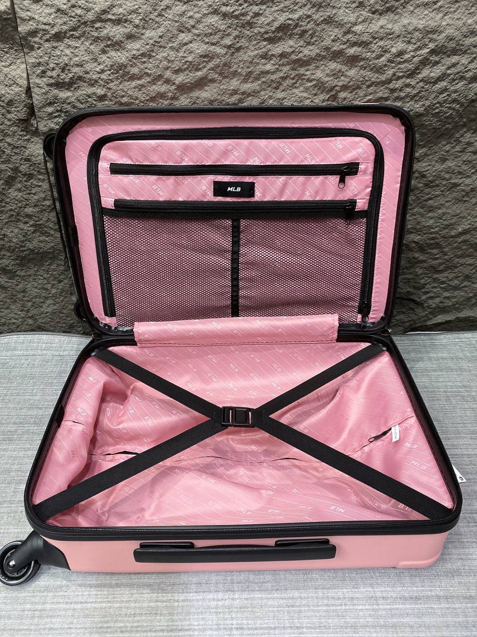 1009 -  Vali MLB Big B Classic Monogram Monative - Size Cabin 22 Xách Tay - Hồng Pink - Code 3AHH0014N 43PKM [HÀNG CHÍNH HÃNG]