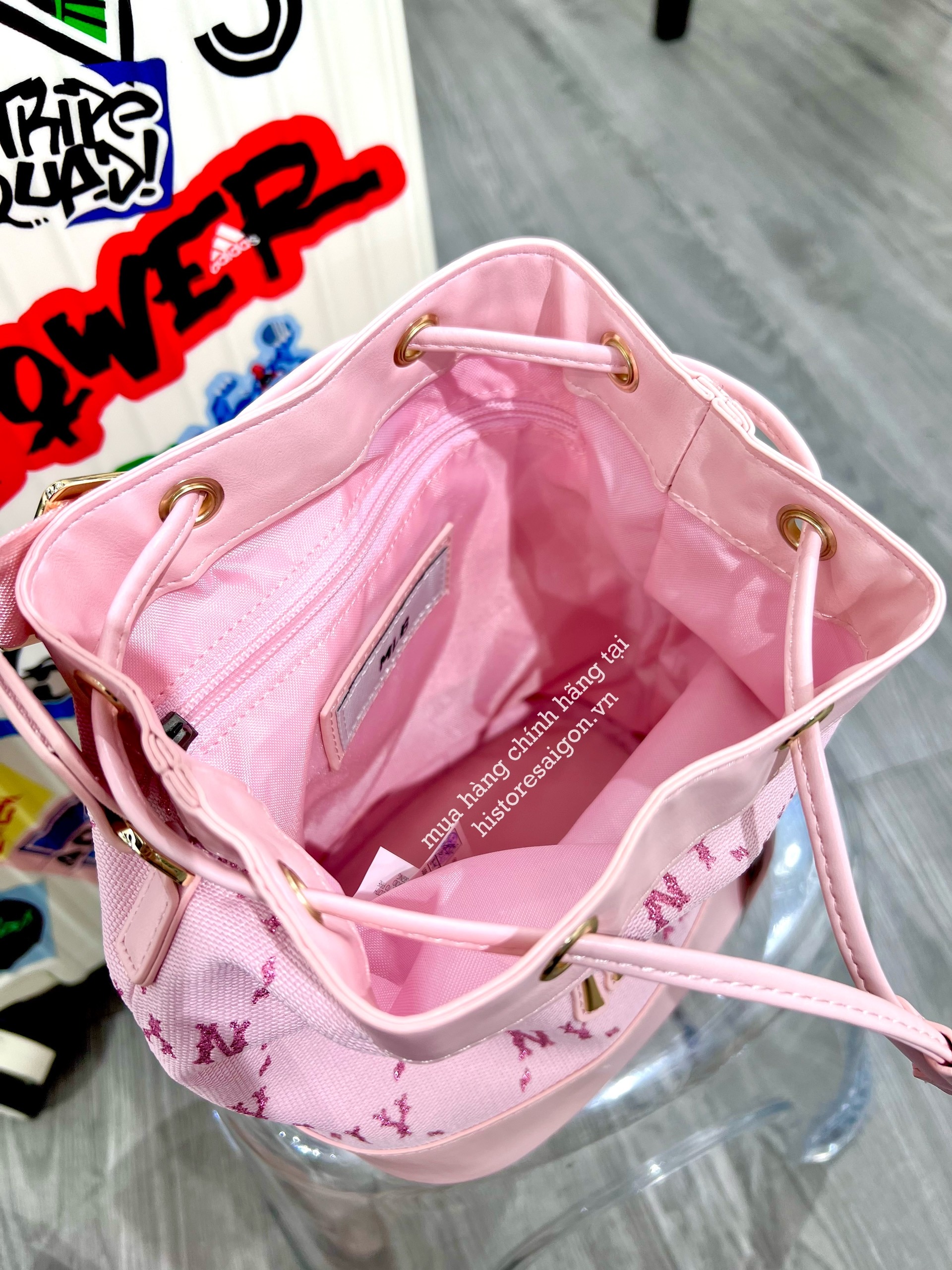 938 -  Túi MLB Monogram Bucket Bag New York Yankees - Hồng Pink- Code 7ACRMDE4-50PKL [HÀNG CHÍNH HÃNG]