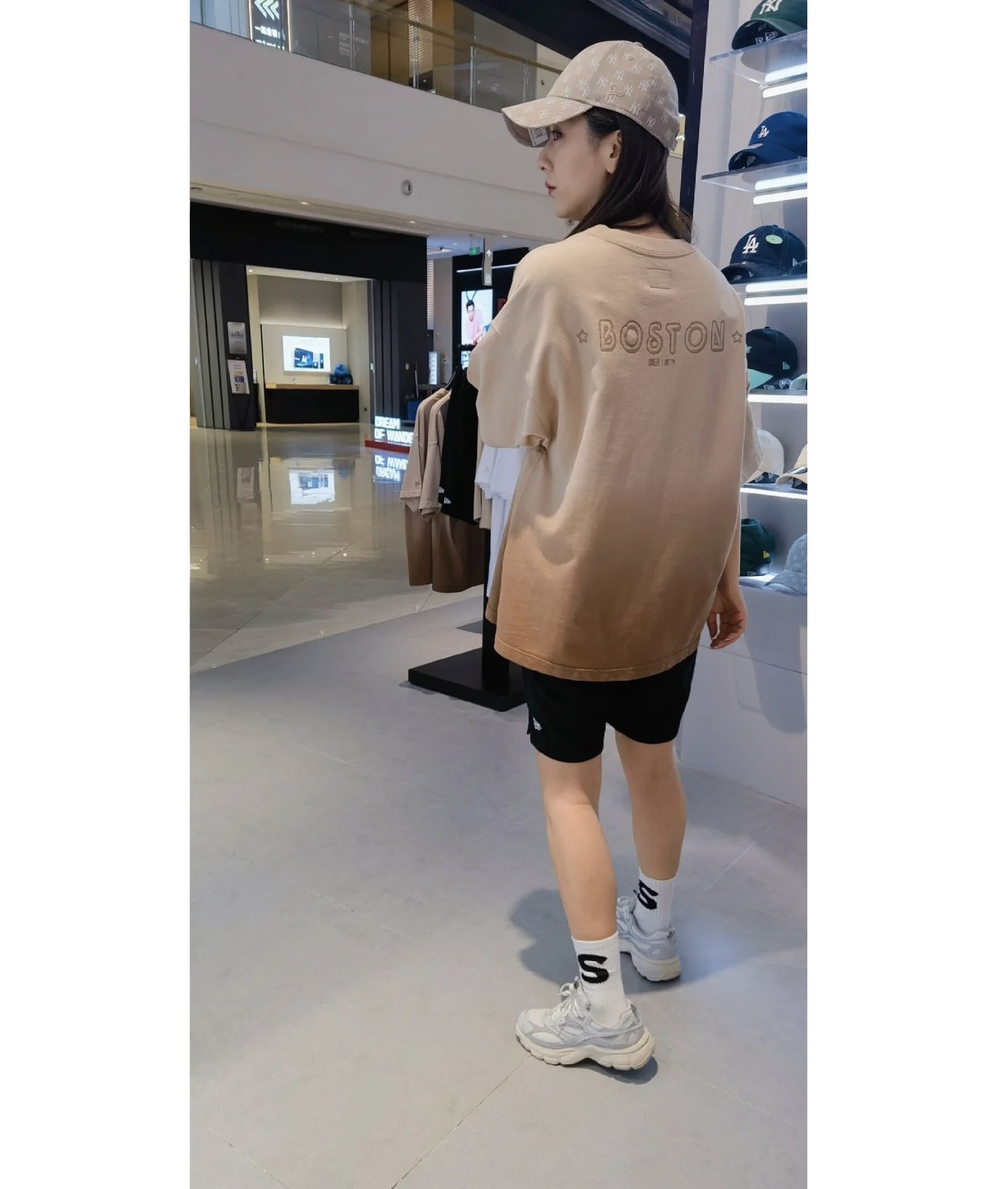1088 - Áo New Era Big B Gradient Graphic Design Boston Nâu Phai [HÀNG CHÍNH HÃNG]