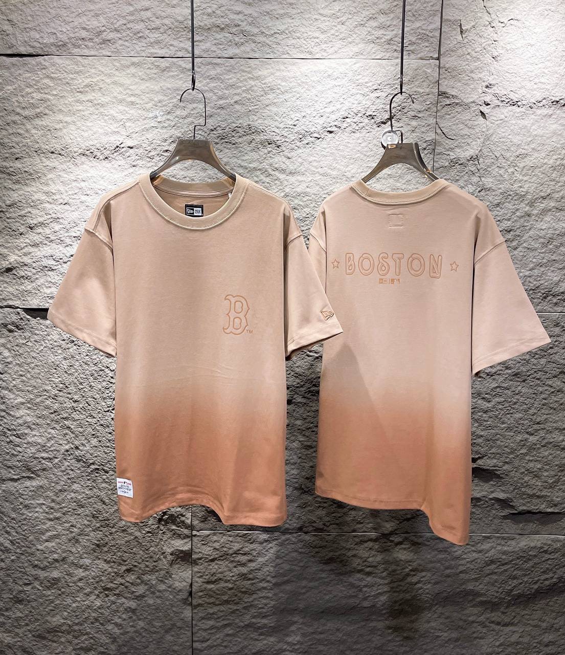 1088 - Áo New Era Big B Gradient Graphic Design Boston Nâu Phai [HÀNG CHÍNH HÃNG]