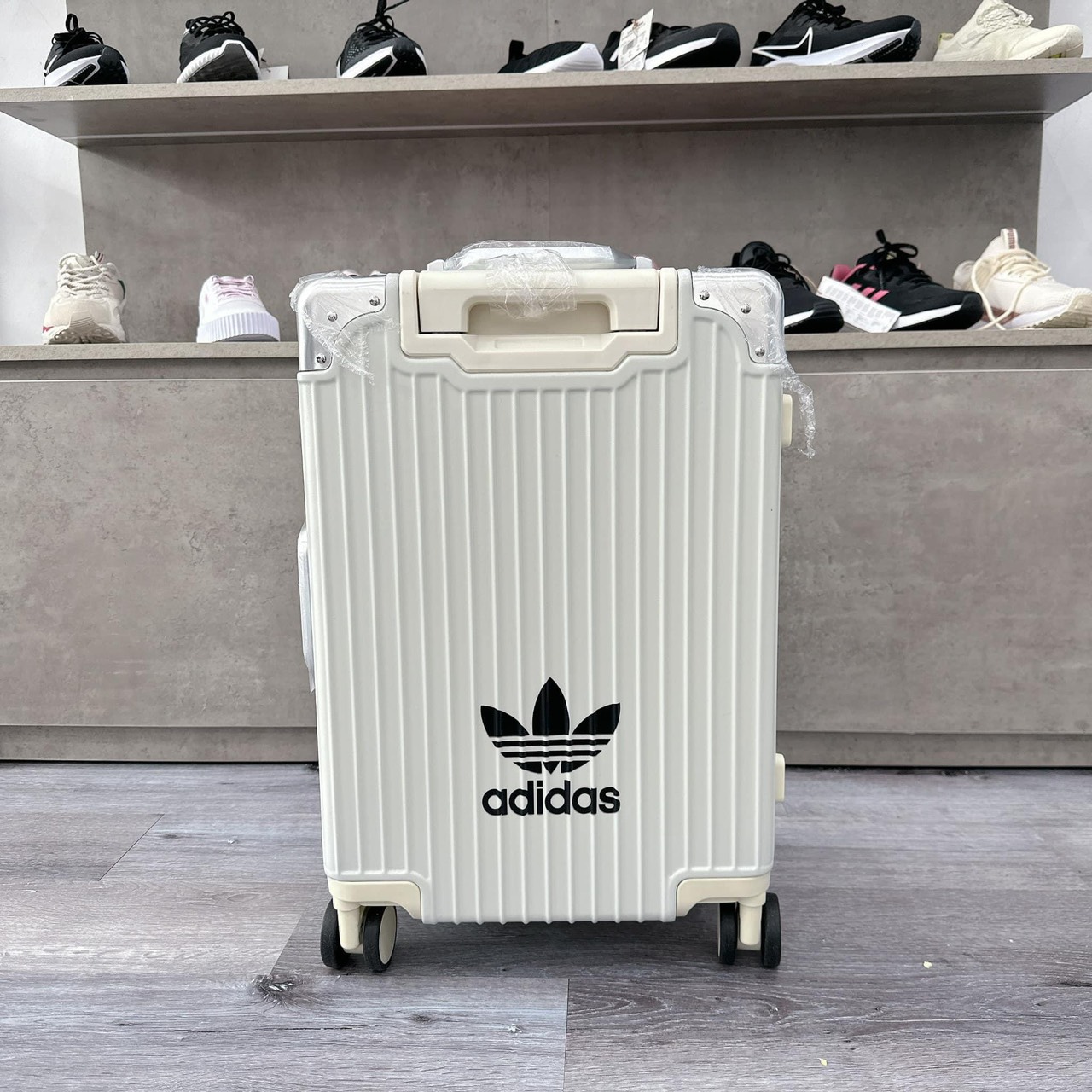 846 -  Vali Adidas Sticker 83 Xách Tay - Size Cabin 22 Xách Tay - Trắng Kem [HÀNG CHÍNH HÃNG]