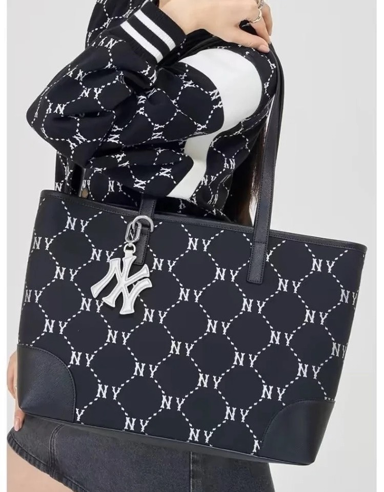 1102 -  Túi MLB Tote Diamond Monogram Jacquard New York Yankees ''Black'' - Code 3AORL014N 50BKS [HÀNG CHÍNH HÃNG]