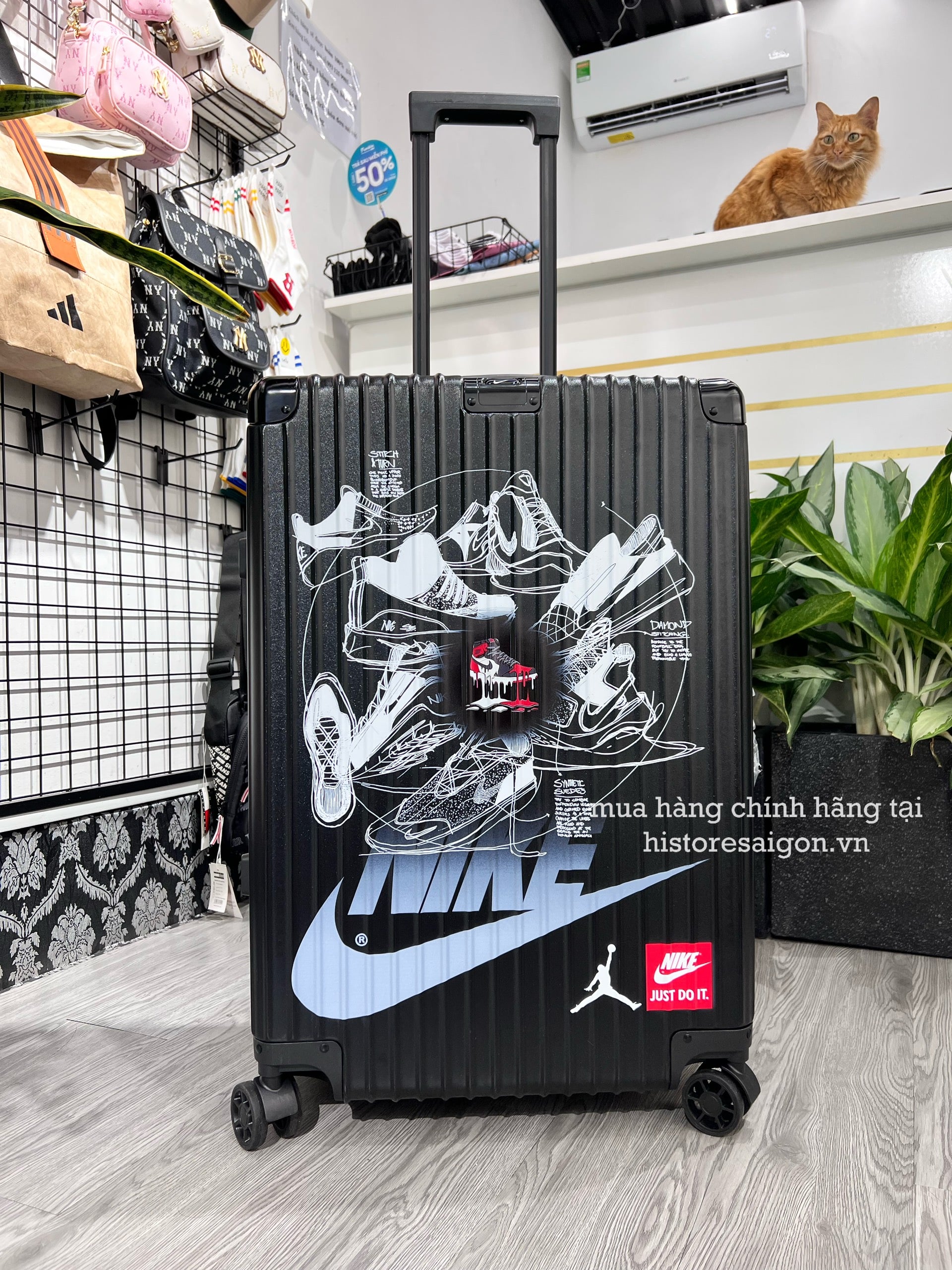 751 -  Vali Nike Sneakers Silhouette - Size Ký Gửi 26 - Đen [HÀNG CHÍNH HÃNG]