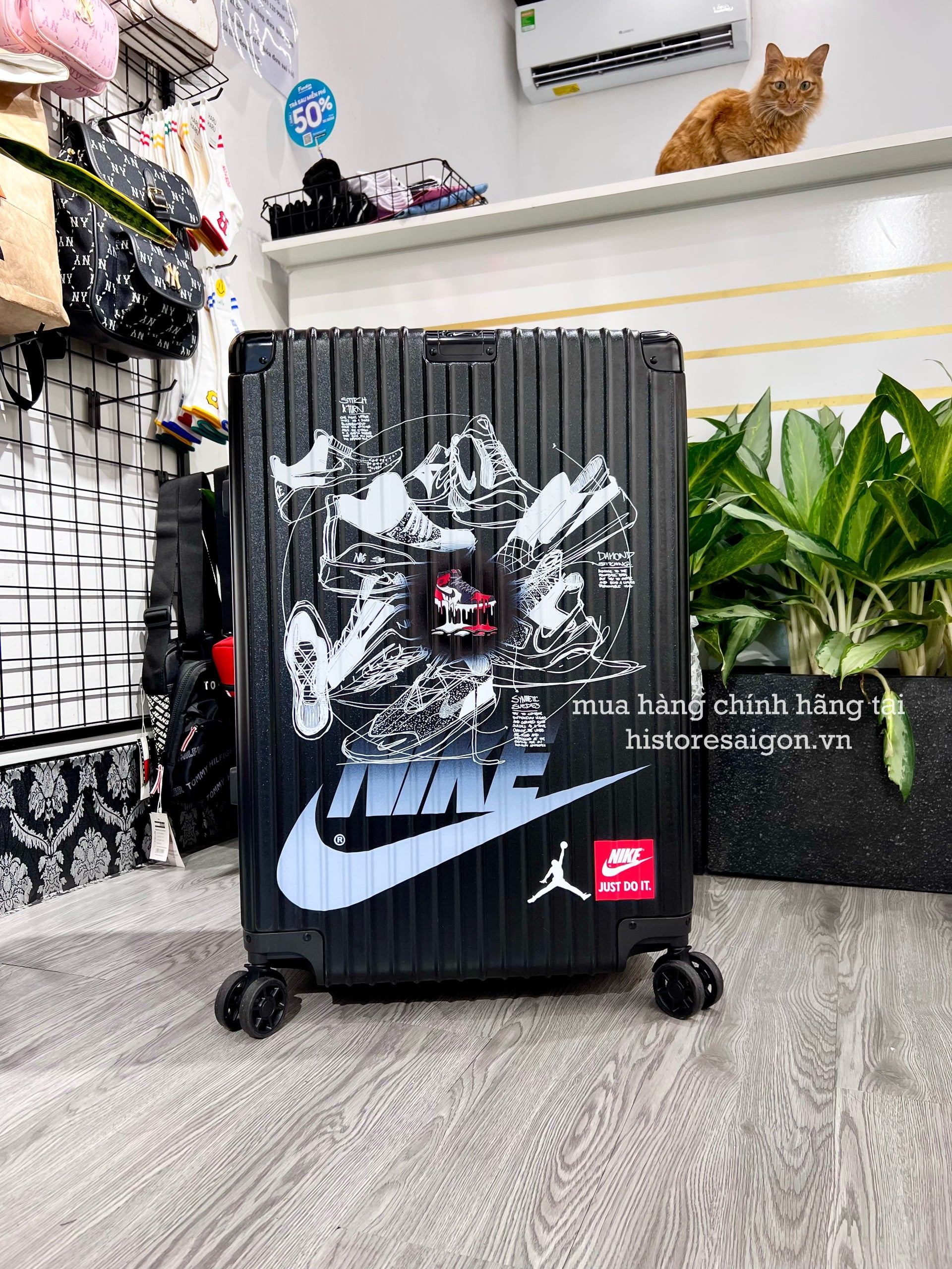 751 -  Vali Nike Sneakers Silhouette - Size Ký Gửi 26 - Đen [HÀNG CHÍNH HÃNG]