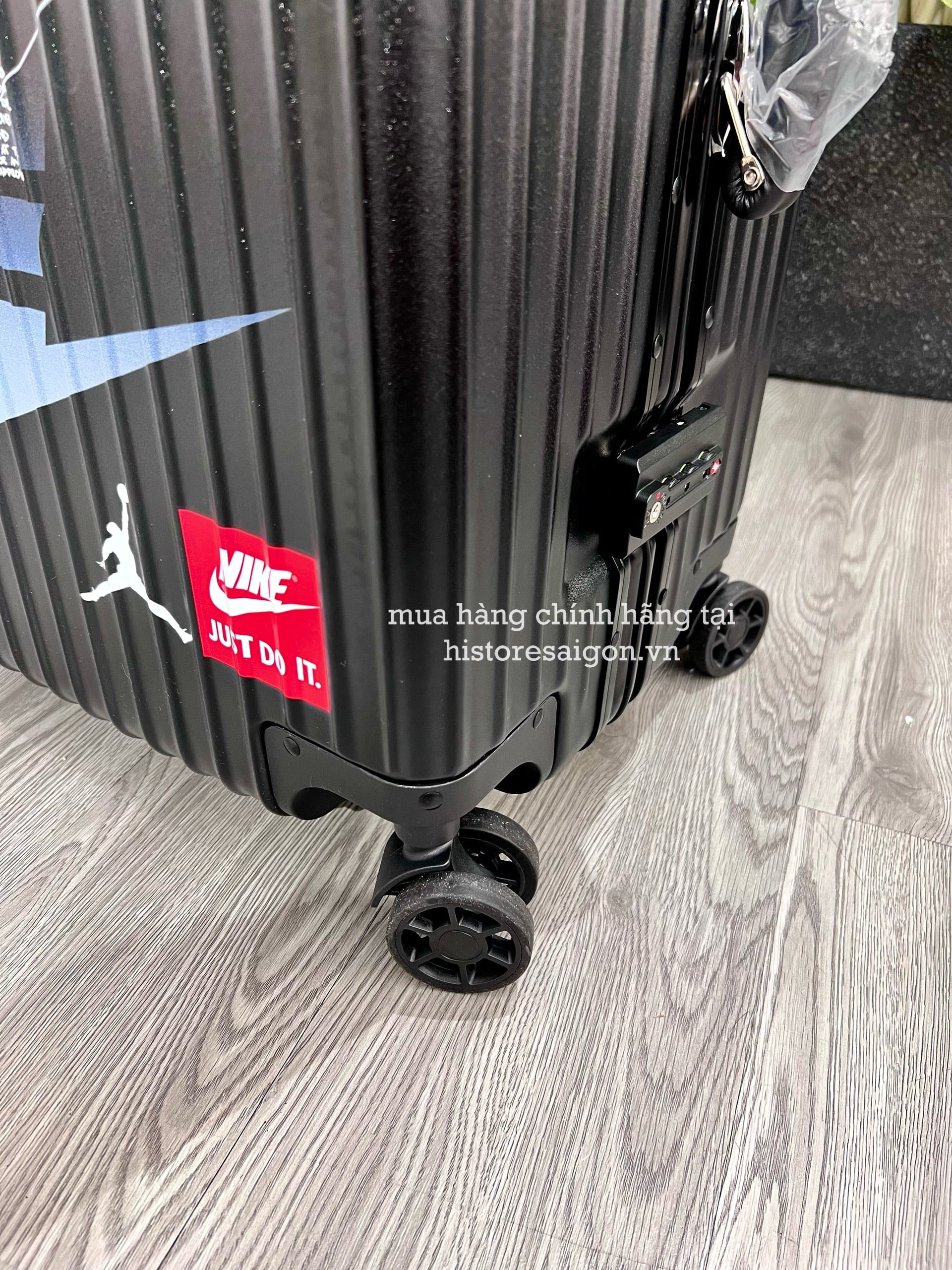751 -  Vali Nike Sneakers Silhouette - Size Ký Gửi 26 - Đen [HÀNG CHÍNH HÃNG]