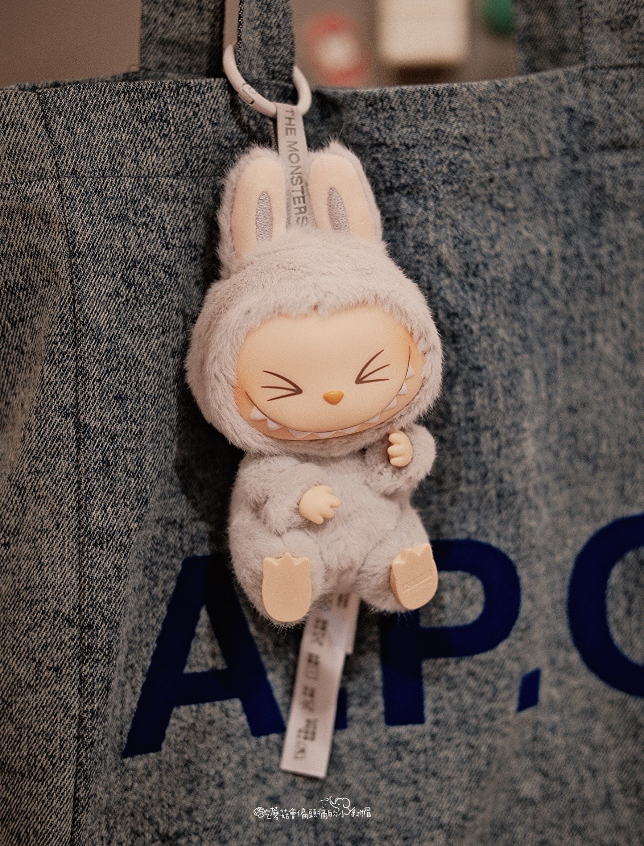 1155 - Gấu Bông Art Toy Labubu HEHE Have A Seat - POP MART The Monsters Have A Seat Vinyl Plush Labubu Macaron V2- Code 6941848280091 [HÀNG CHÍNH HÃNG]