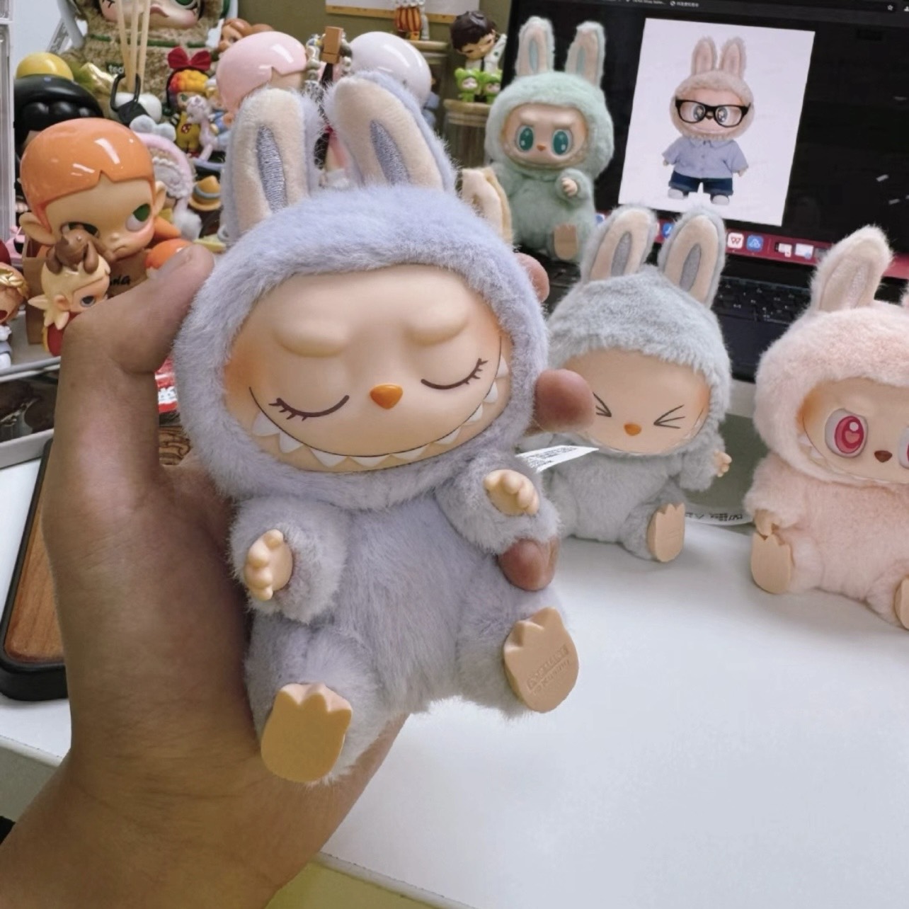 1153 - Gấu Bông Art Toy Labubu ZIZI Have A Seat - POP MART The Monsters Have A Seat Vinyl Plush Labubu Macaron V2- Code 6941848280091 [HÀNG CHÍNH HÃNG]