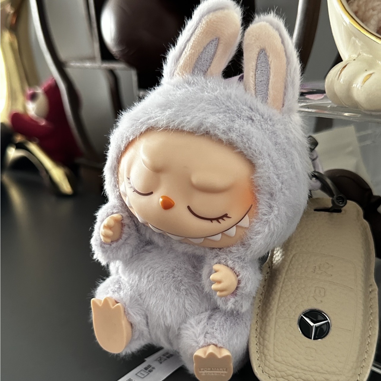 1153 - Gấu Bông Art Toy Labubu ZIZI Have A Seat - POP MART The Monsters Have A Seat Vinyl Plush Labubu Macaron V2- Code 6941848280091 [HÀNG CHÍNH HÃNG]