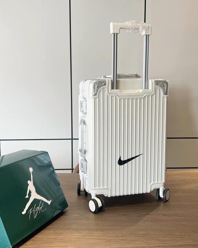 1086 -  Vali Nike Sneakers Silhouette 2024 Trắng Kem Size Cabin 22 Xách Tay  [HÀNG CHÍNH HÃNG]