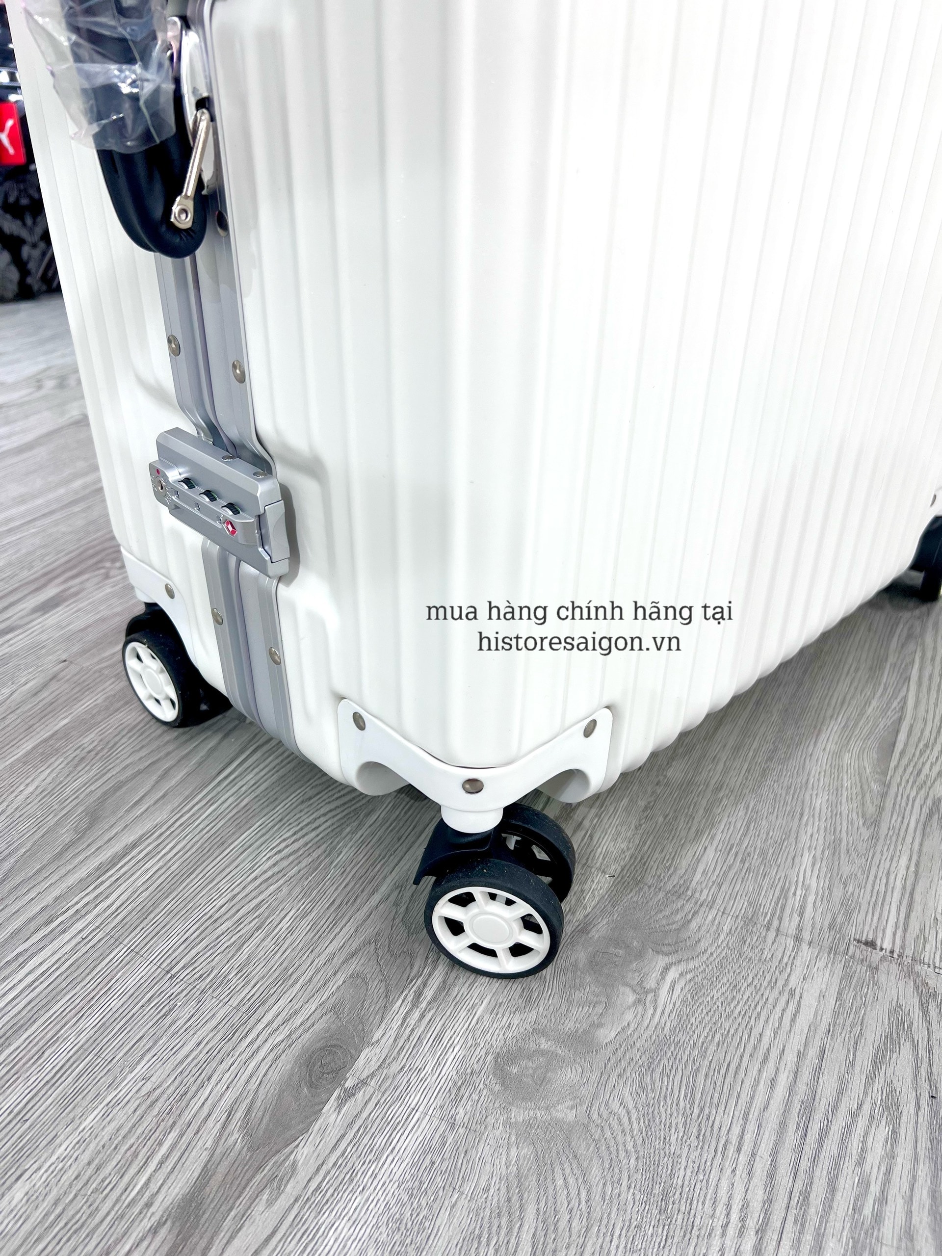 750 -  Vali Nike Sneakers Silhouette - Size Ký Gửi 26 - Trắng Kem [HÀNG CHÍNH HÃNG]