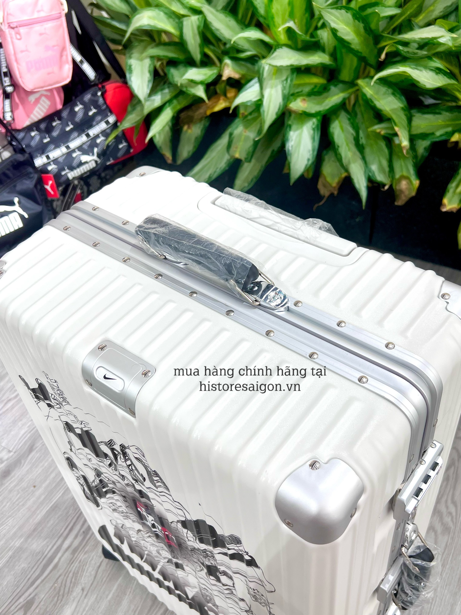 750 -  Vali Nike Sneakers Silhouette - Size Ký Gửi 26 - Trắng Kem [HÀNG CHÍNH HÃNG]