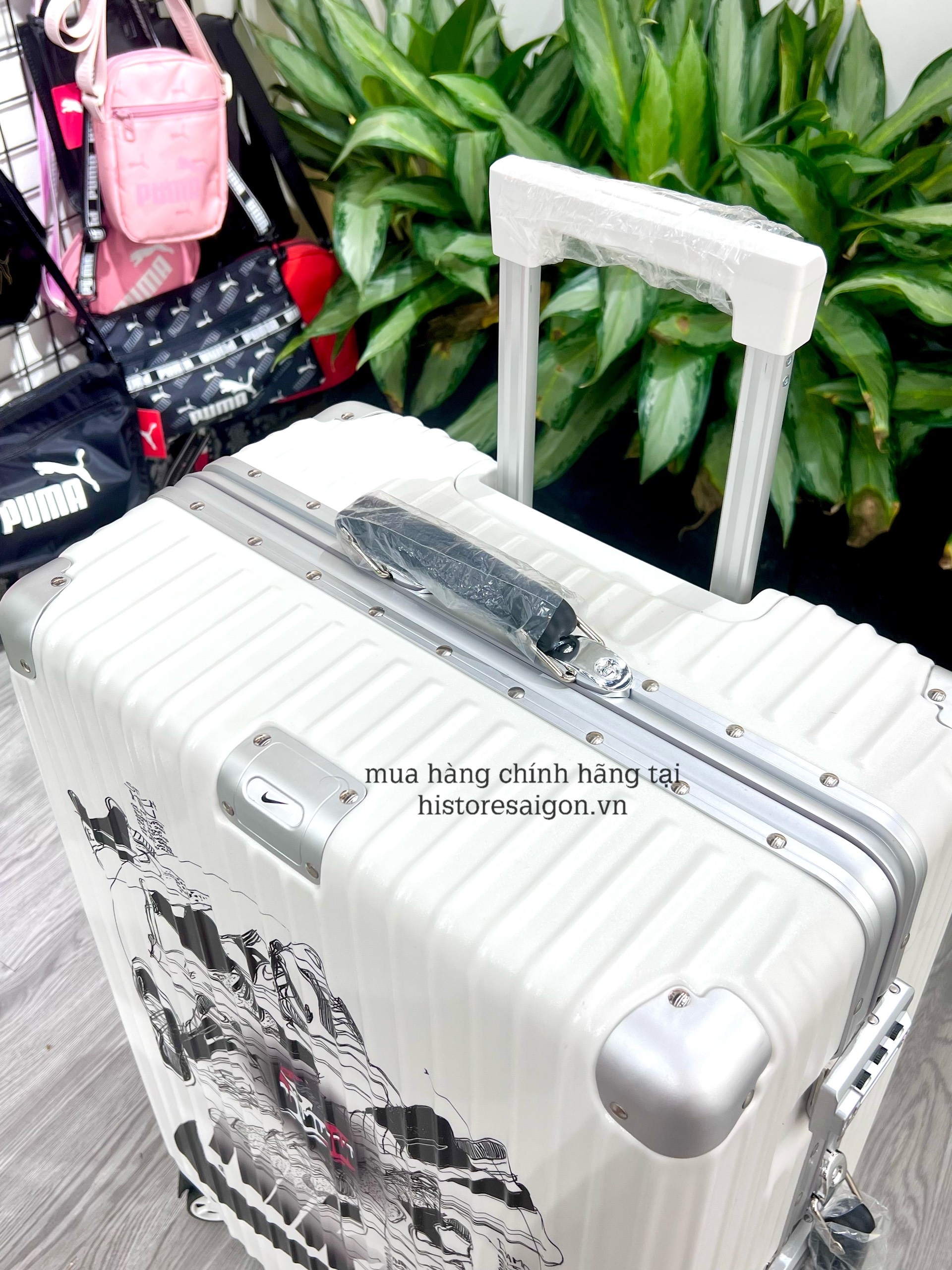 750 -  Vali Nike Sneakers Silhouette - Size Ký Gửi 26 - Trắng Kem [HÀNG CHÍNH HÃNG]
