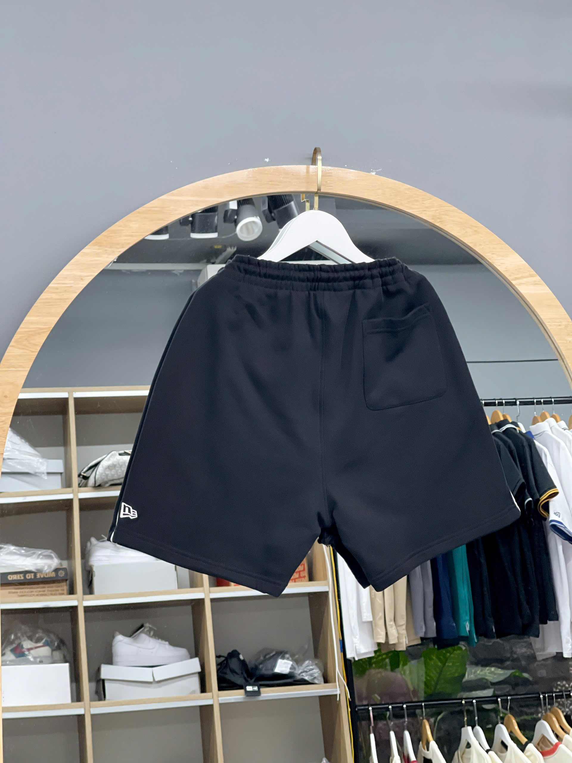 1238 - Quần New Era NY Đen Sọc Trắng [HÀNG CHÍNH HÃNG]