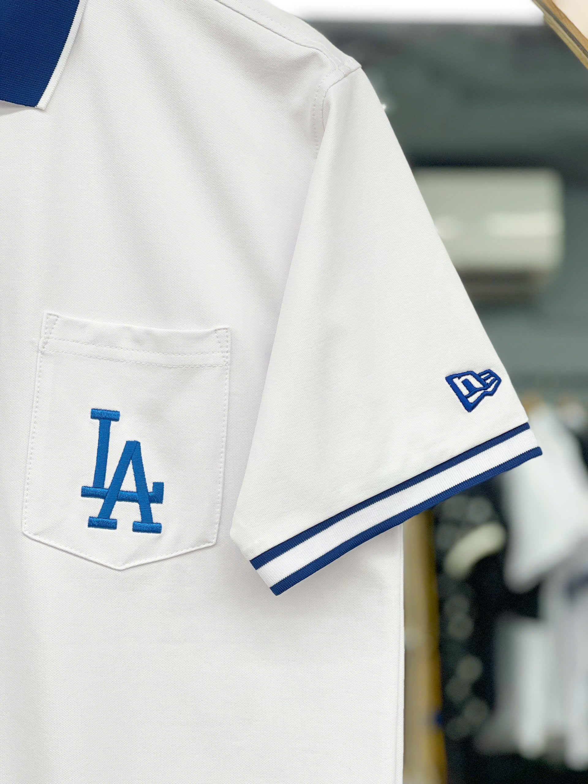 1265 - Áo Polo New Era LA Basic Thêu Trắng Chữ Xanh 12554899 [HÀNG CHÍNH HÃNG]