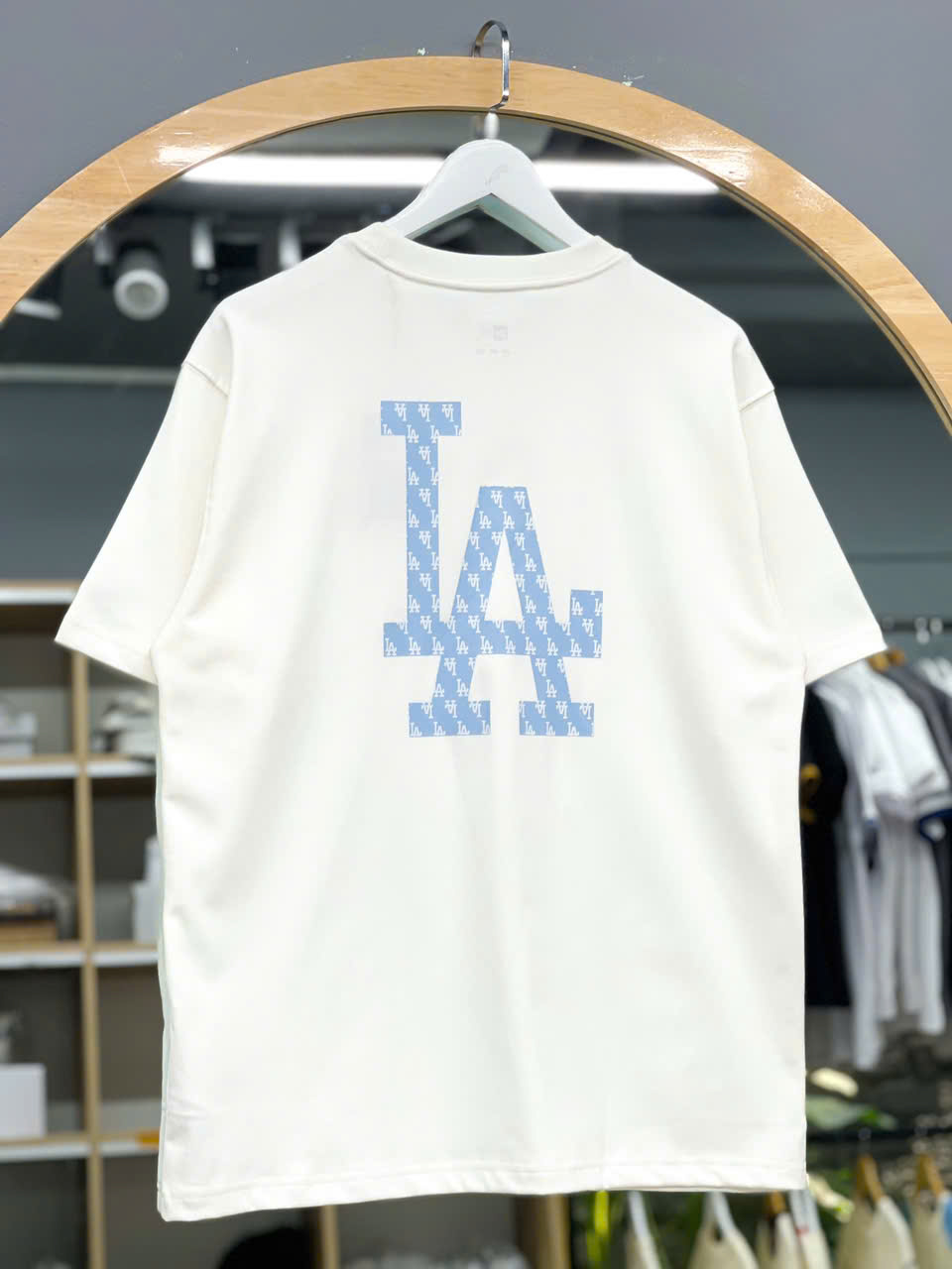1284 - Áo Thun New Era LA Monogram - Trắng chữ LA Xanh  [HÀNG CHÍNH HÃNG]
