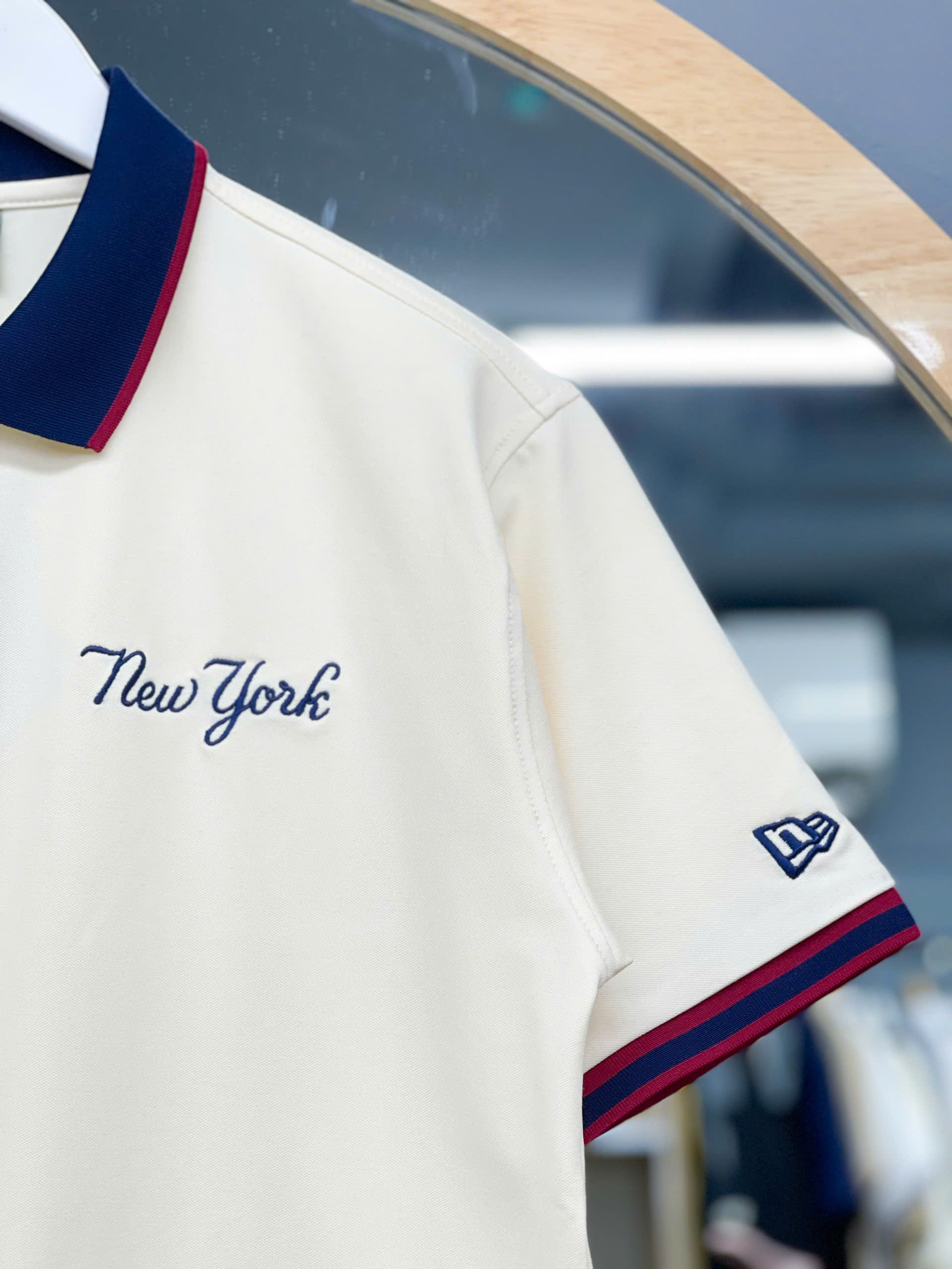1293  - Áo Polo New Era - Trắng Kem - Cổ Xanh Dương Viền Đỏ - Chữ New York  [HÀNG CHÍNH HÃNG]