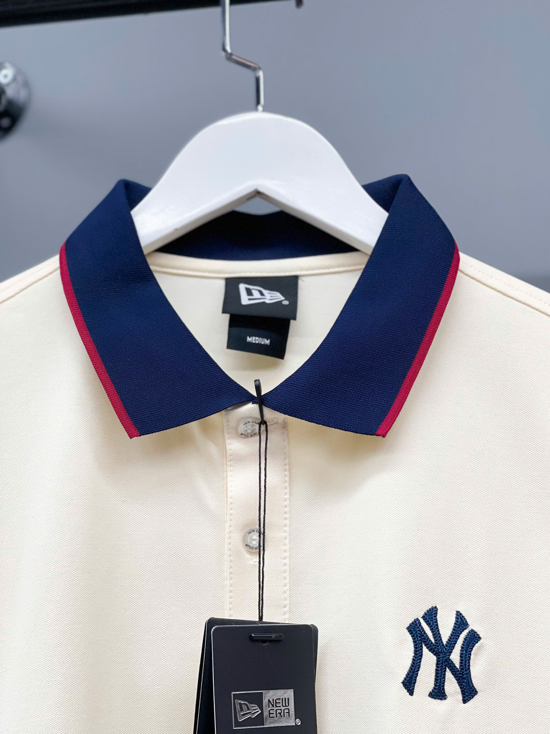 1301  - Áo Polo New Era - Trắng Kem - Cổ Xanh Dương Viền Đỏ - Logo NY Nhỏ [HÀNG CHÍNH HÃNG]