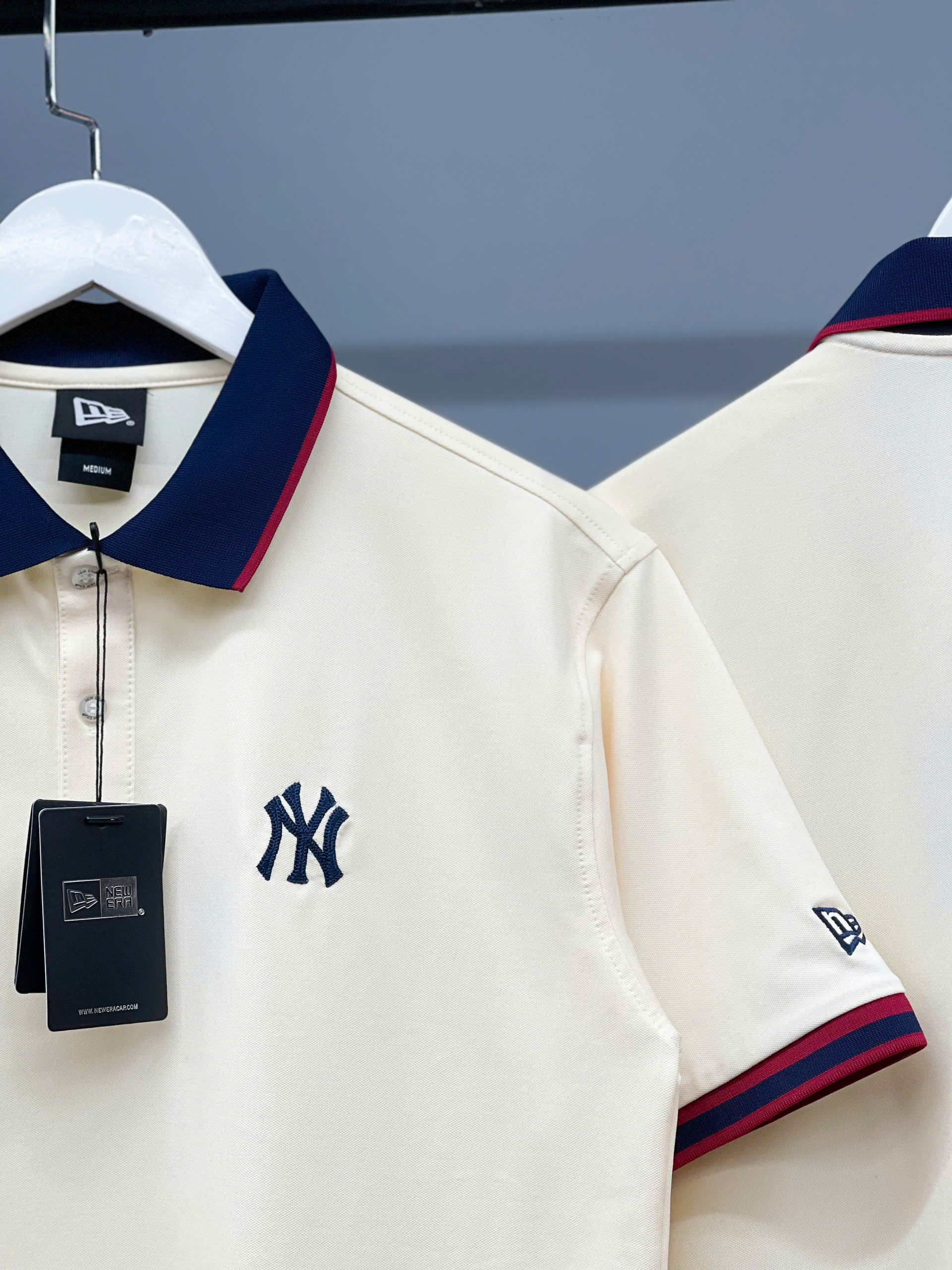 1301  - Áo Polo New Era - Trắng Kem - Cổ Xanh Dương Viền Đỏ - Logo NY Nhỏ [HÀNG CHÍNH HÃNG]