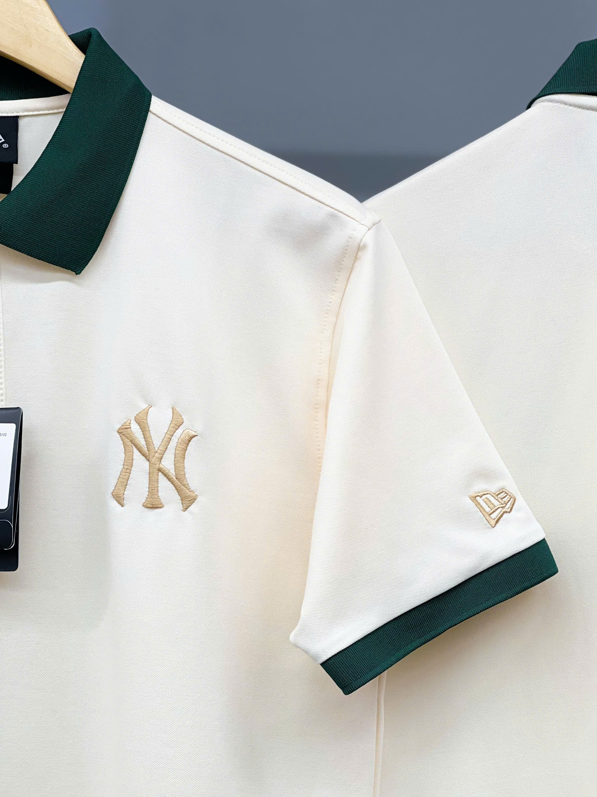 1302  - Áo Polo New Era - Trắng Kem - Cổ Xanh Lá - Logo NY  [HÀNG CHÍNH HÃNG]