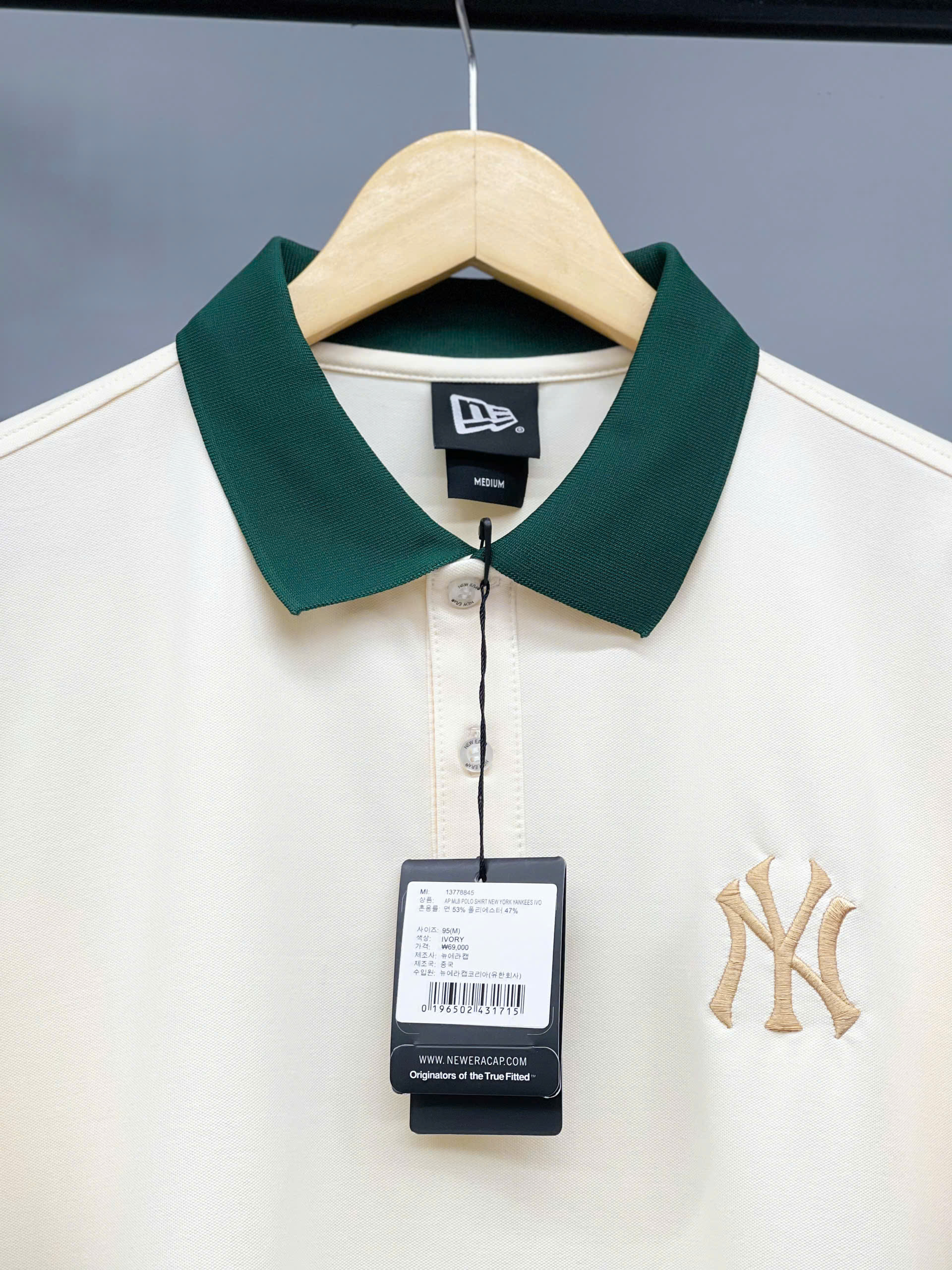 1302  - Áo Polo New Era - Trắng Kem - Cổ Xanh Lá - Logo NY  [HÀNG CHÍNH HÃNG]