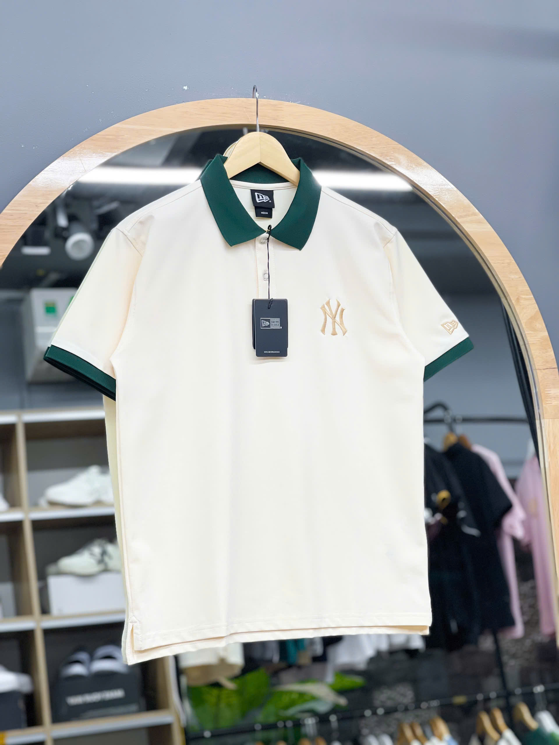 1302  - Áo Polo New Era - Trắng Kem - Cổ Xanh Lá - Logo NY  [HÀNG CHÍNH HÃNG]