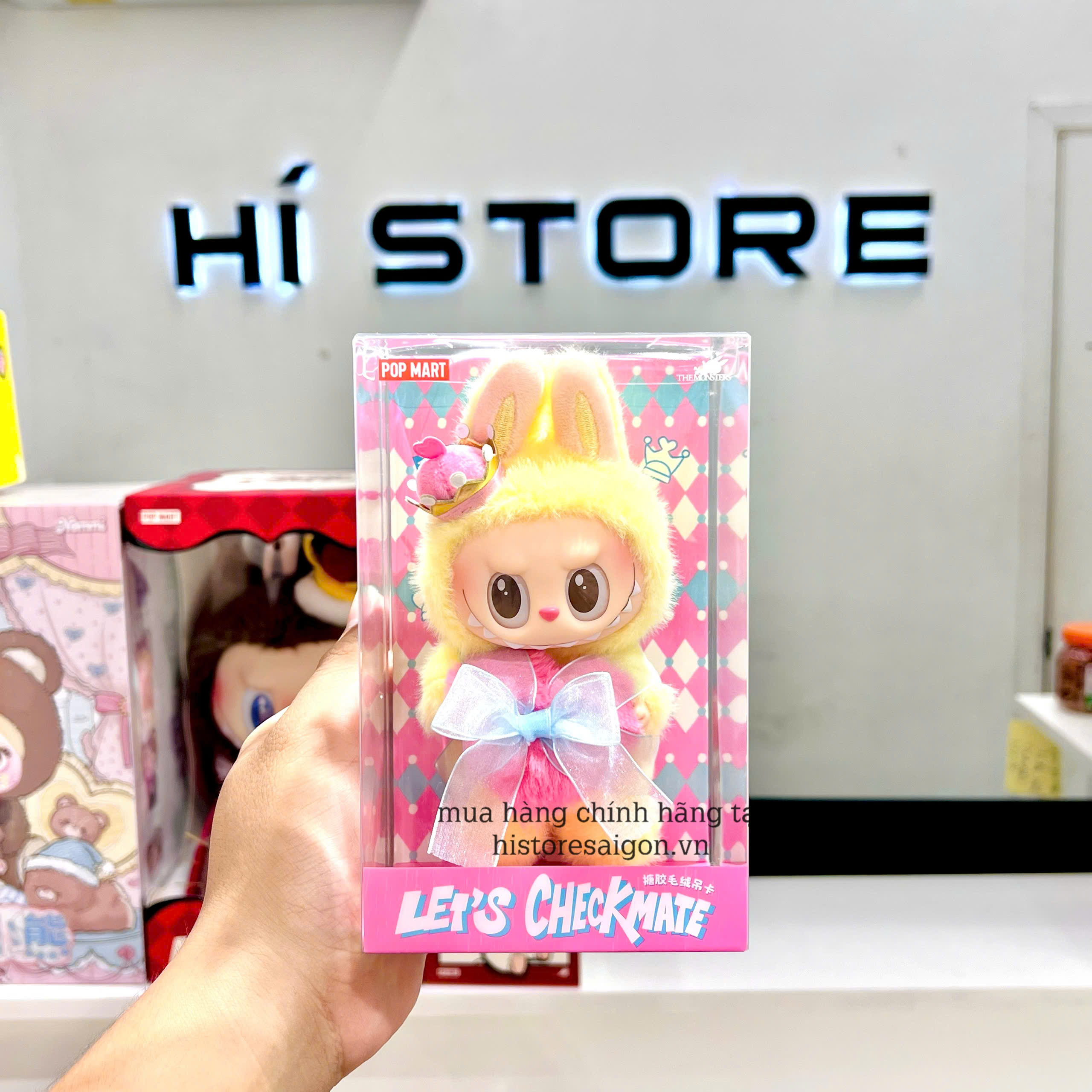 1324 - Labubu Queen Labubu Vàng - POPMART THE MONSTERS Let's Checkmate Series-Vinyl Plush Hanging Card 17cm Móc Treo Art Toy [CHÍNH HÃNG]