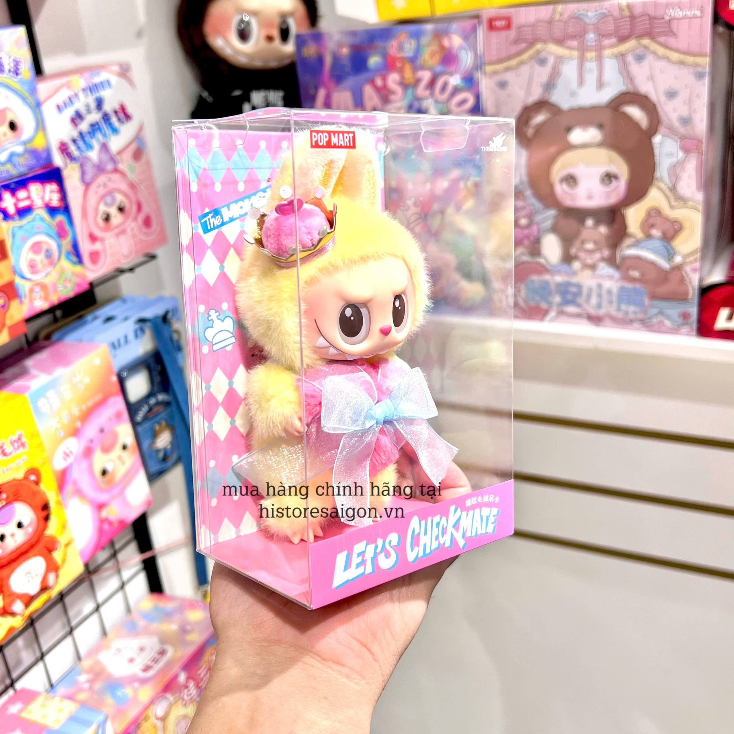 1324 - Labubu Queen Labubu Vàng - POPMART THE MONSTERS Let's Checkmate Series-Vinyl Plush Hanging Card 17cm Móc Treo Art Toy [CHÍNH HÃNG]