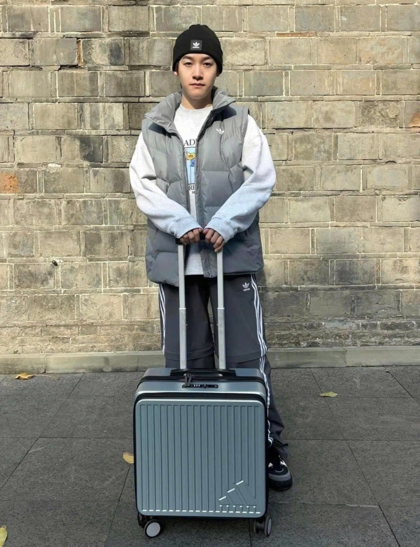 1325 - Vali Adidas Embossed Logo - Size Xách Tay Cabin - Form Mới - Xám Chì [CHÍNH HÃNG]