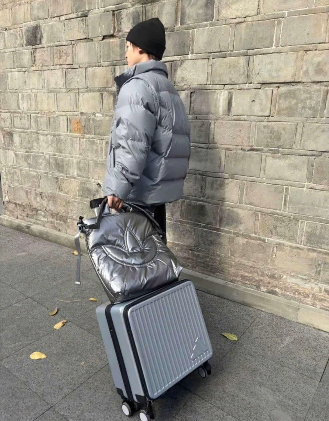 1325 - Vali Adidas Embossed Logo - Size Xách Tay Cabin - Form Mới - Xám Chì [CHÍNH HÃNG]