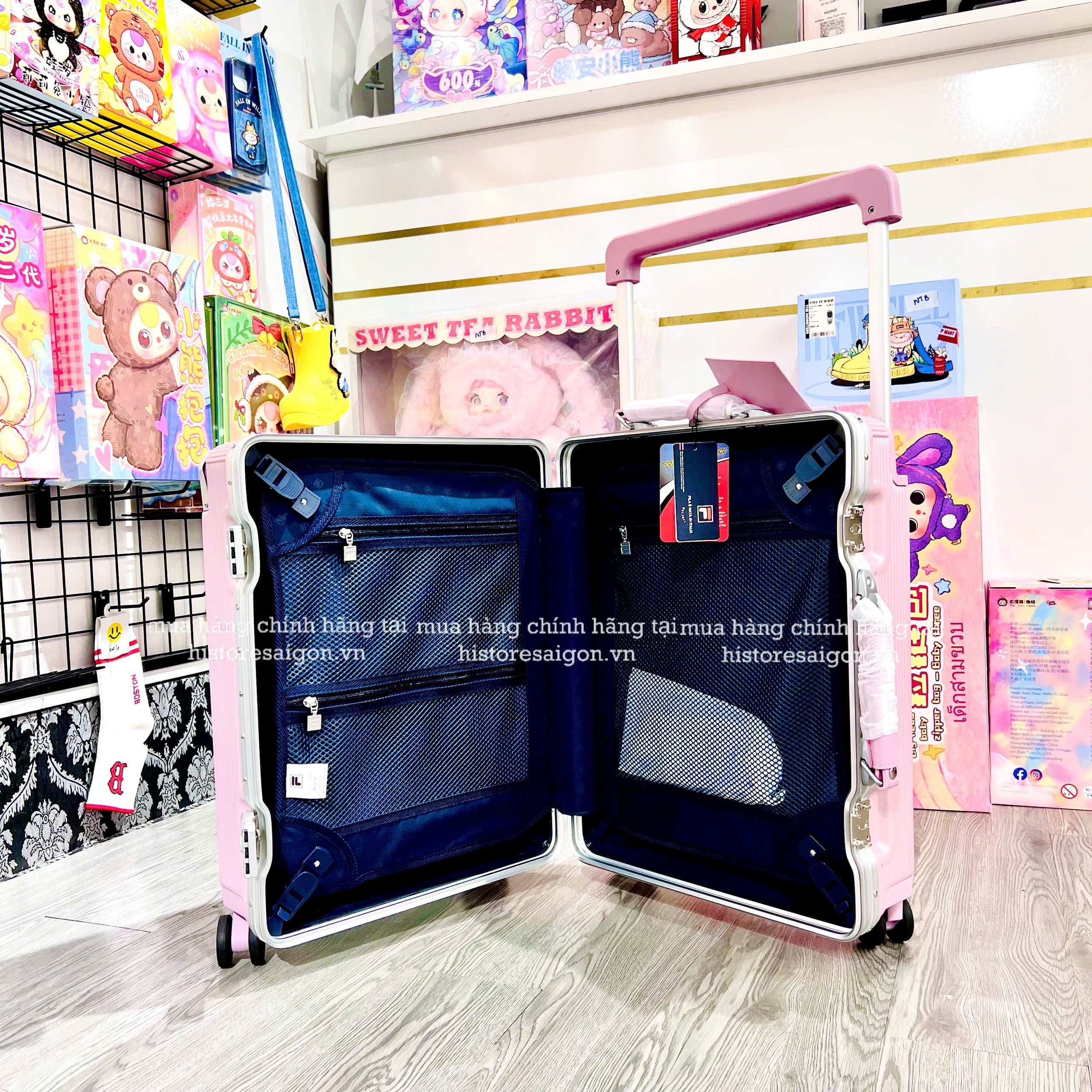 1321 - Vali Fila Embossed Logo - Size Cabin 22 Xách Tay - Hồng Pink Pastel [HÀNG CHÍNH HÃNG]
