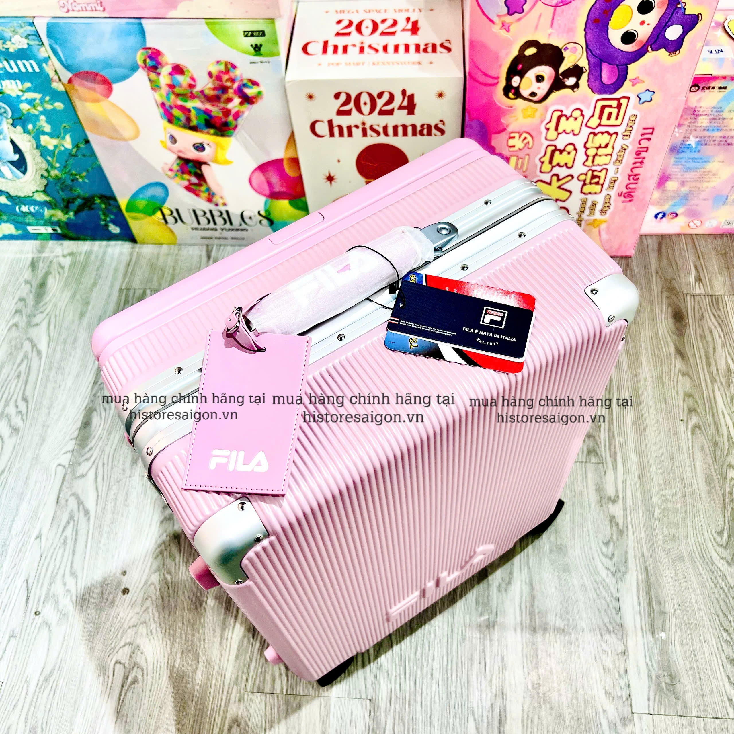 1321 - Vali Fila Embossed Logo - Size Cabin 22 Xách Tay - Hồng Pink Pastel [HÀNG CHÍNH HÃNG]