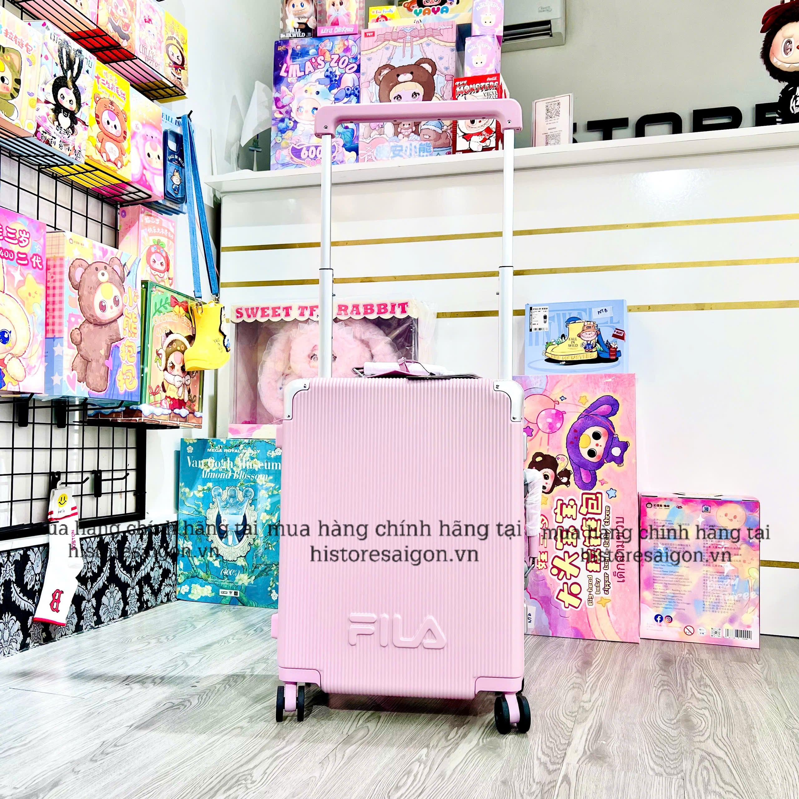 1321 - Vali Fila Embossed Logo - Size Cabin 22 Xách Tay - Hồng Pink Pastel [HÀNG CHÍNH HÃNG]