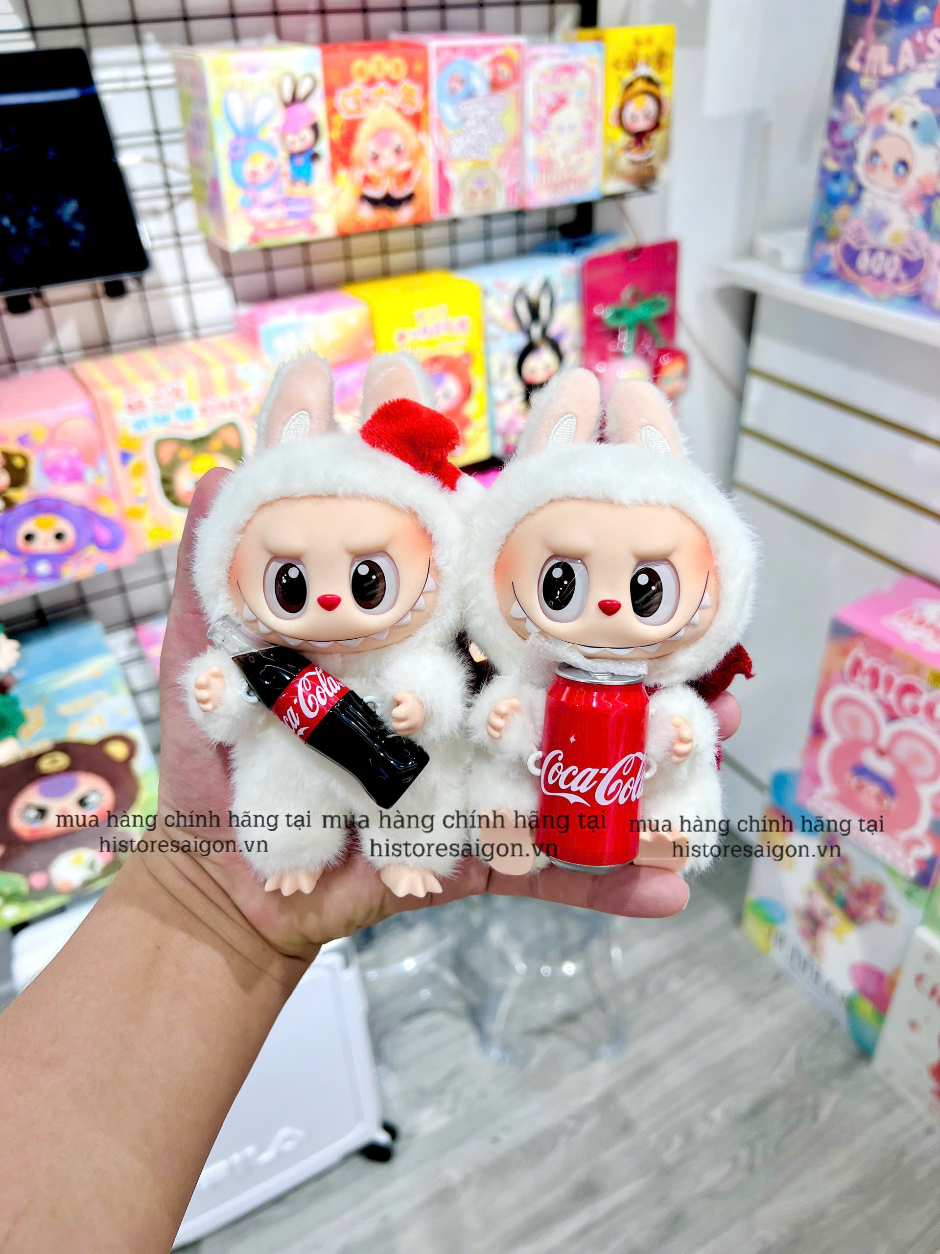 1333 - Labubu Coca Ngồi - Labubu Ôm Lon - POPMART The Monster Coca-Cola Series Vinyl Face [CHÍNH HÃNG]