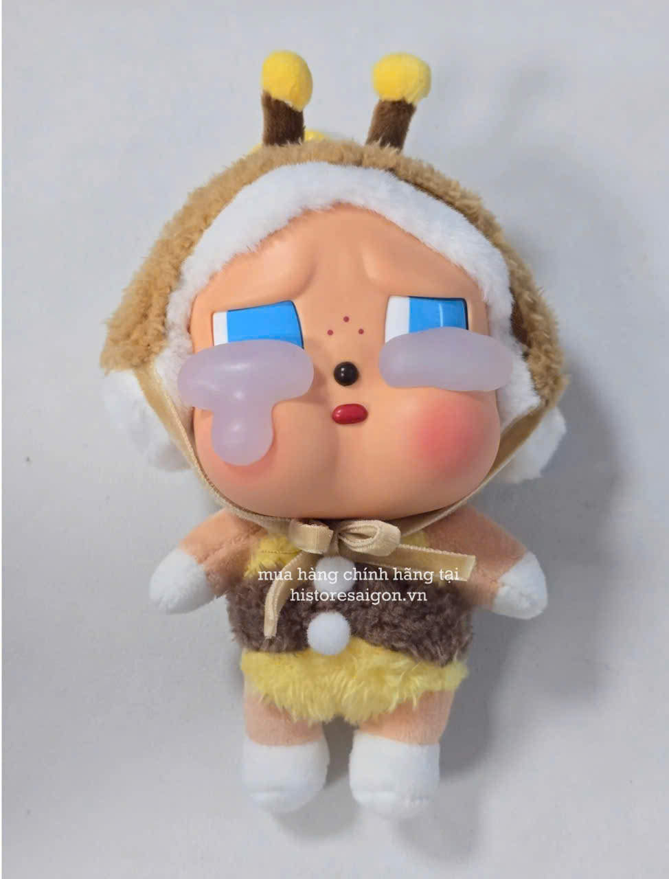 1373 - Crybaby Crying Again Ong Bee I'll Bring You A Flower - Mô Hình Gấu Bông Art Toy POP MART CRYBABY Crying Again Series-Vinyl Face Plush Code 12403190031 [HÀNG CHÍNH HÃNG]