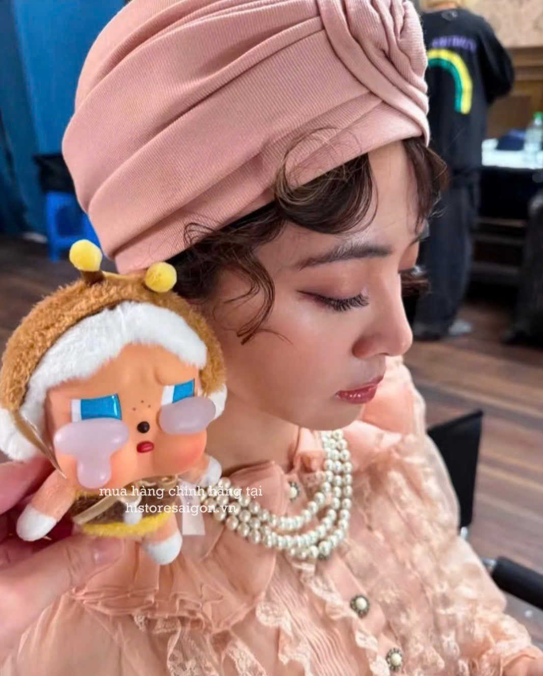 1373 - Crybaby Crying Again Ong Bee I'll Bring You A Flower - Mô Hình Gấu Bông Art Toy POP MART CRYBABY Crying Again Series-Vinyl Face Plush Code 12403190031 [HÀNG CHÍNH HÃNG]