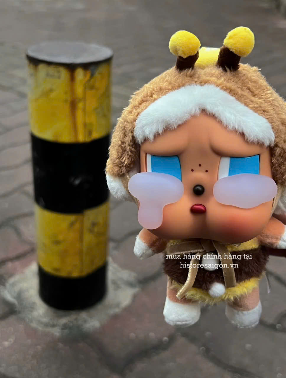 1373 - Crybaby Crying Again Ong Bee I'll Bring You A Flower - Mô Hình Gấu Bông Art Toy POP MART CRYBABY Crying Again Series-Vinyl Face Plush Code 12403190031 [HÀNG CHÍNH HÃNG]