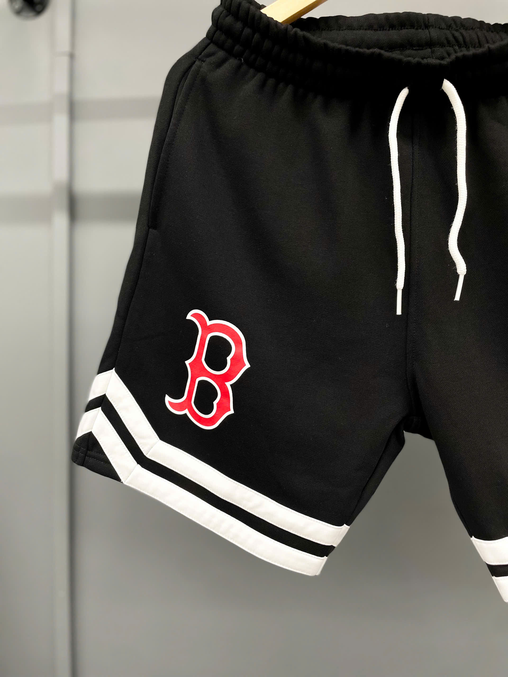 1401 - Quần New Era Big B Red Sox Đen Chữ Đỏ [HÀNG CHÍNH HÃNG]