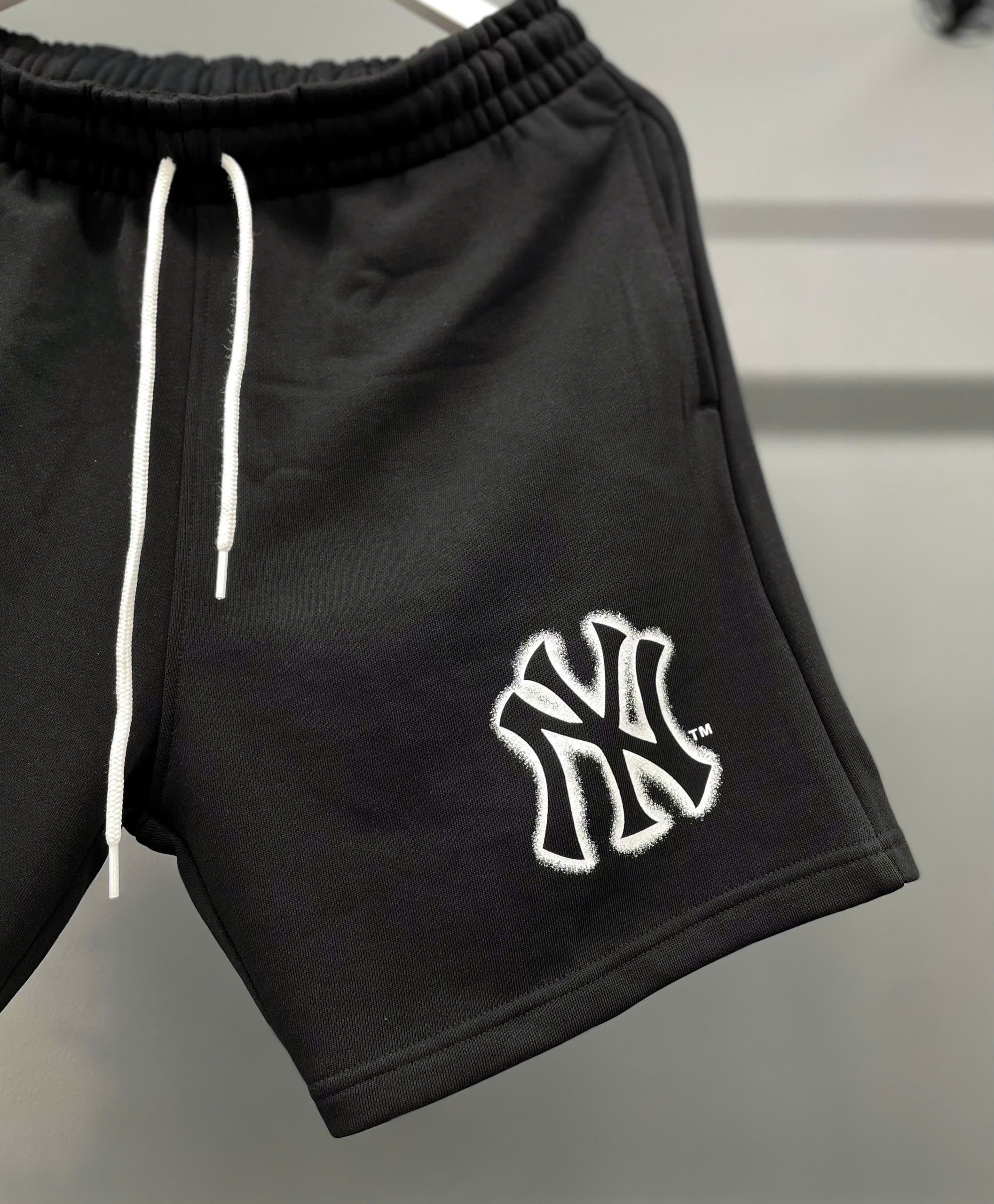1404 - Quần New Era NY Đen Graphic [HÀNG CHÍNH HÃNG]