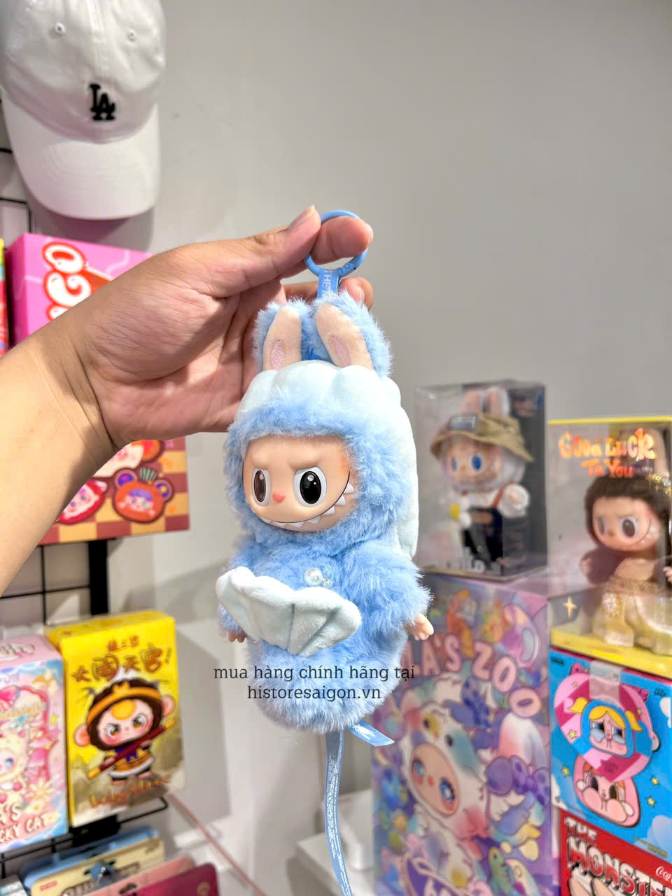 1156 - Labubu Hide and Seek in Singapore Series - Labubu Merlion - Labubu Singapore - POP MART The Vinyl Plush Doll Pendant Limitted Edition - Size 18cm - Code 6941848280091 [HÀNG CHÍNH HÃNG] Gấu Bông Art Toy