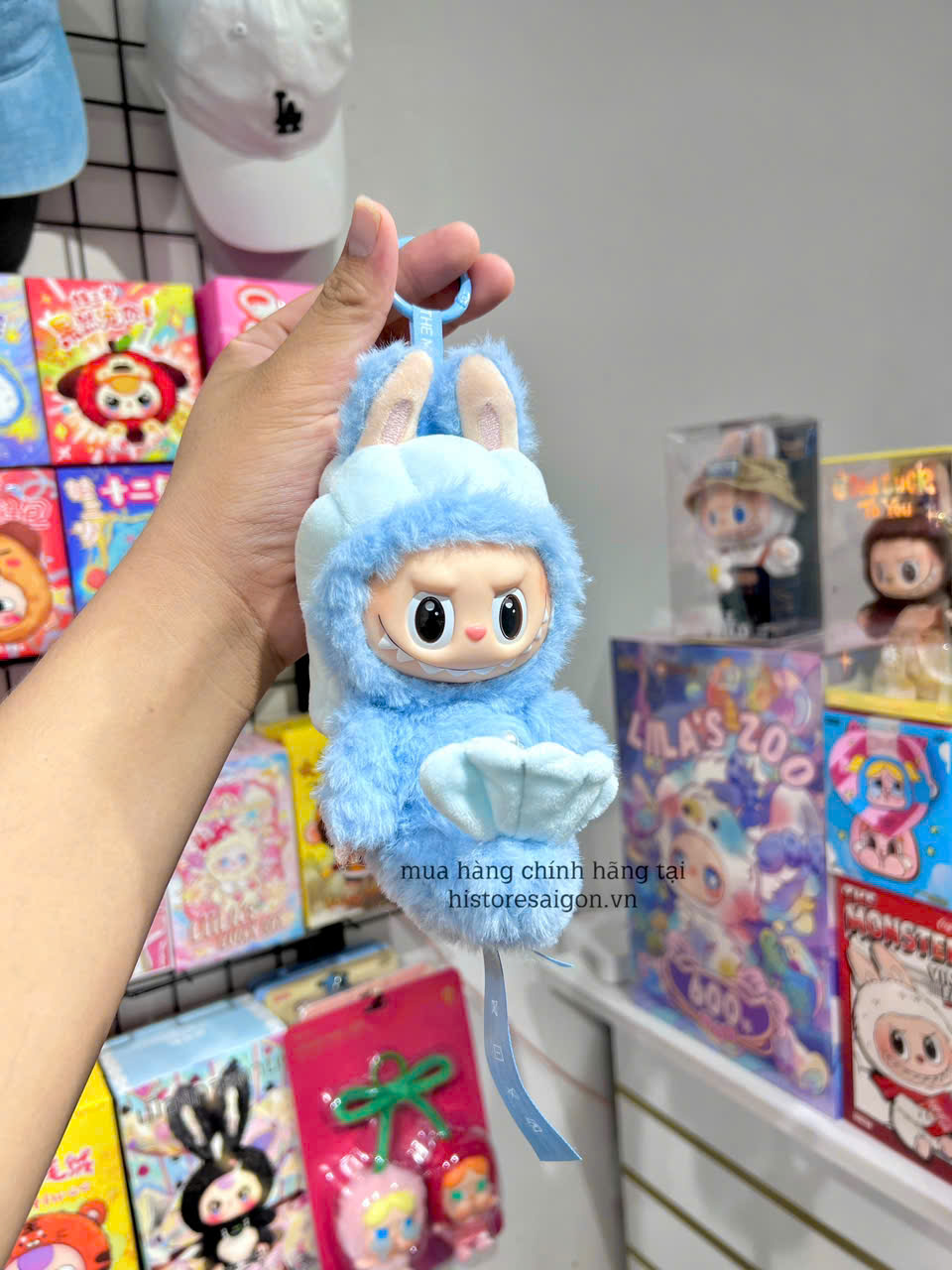 1156 - Labubu Hide and Seek in Singapore Series - Labubu Merlion - Labubu Singapore - POP MART The Vinyl Plush Doll Pendant Limitted Edition - Size 18cm - Code 6941848280091 [HÀNG CHÍNH HÃNG] Gấu Bông Art Toy
